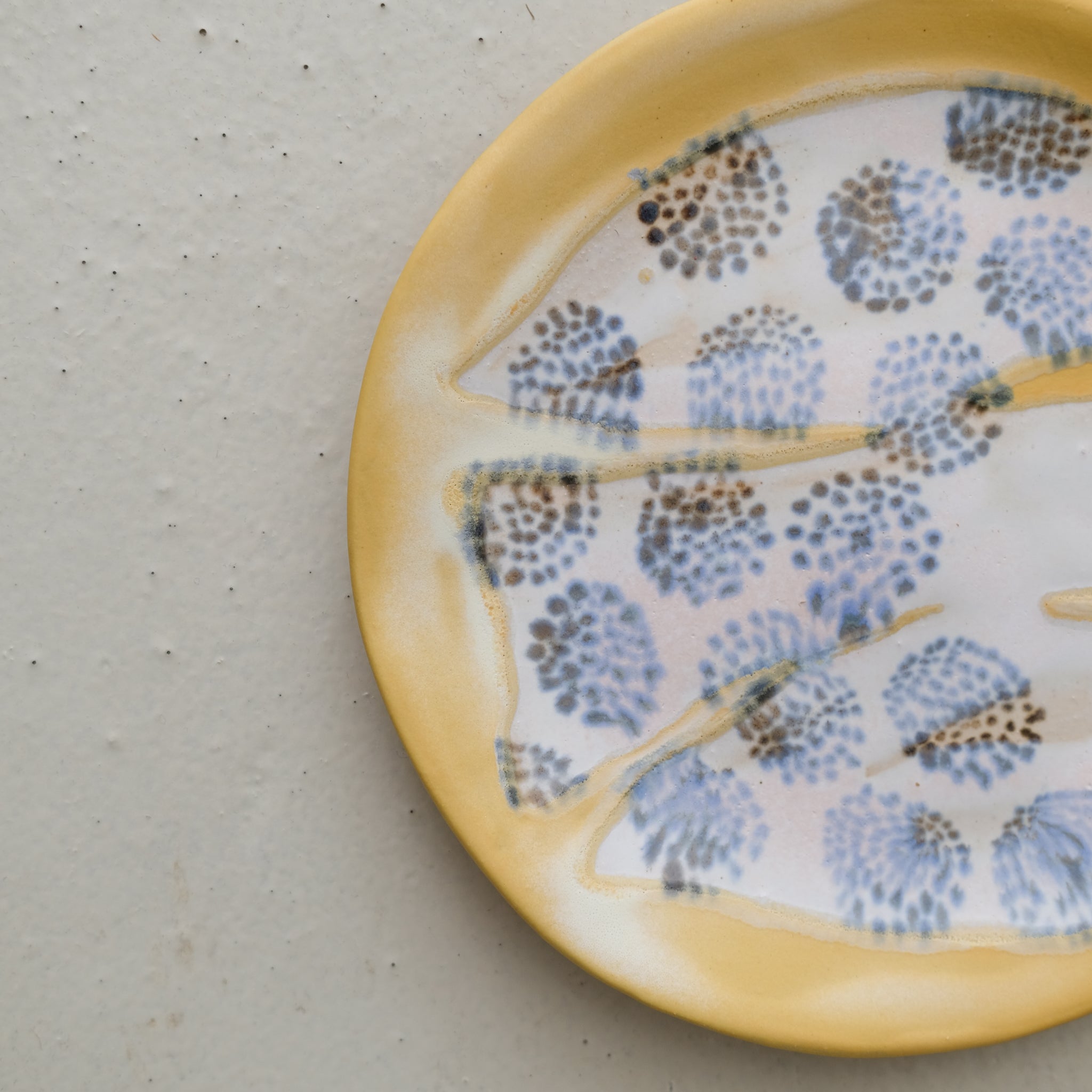 Assiette W24MY22 en grès D 18,5cm - multicolore de Marie-Yaé Suematsu chez Brutal Ceramics