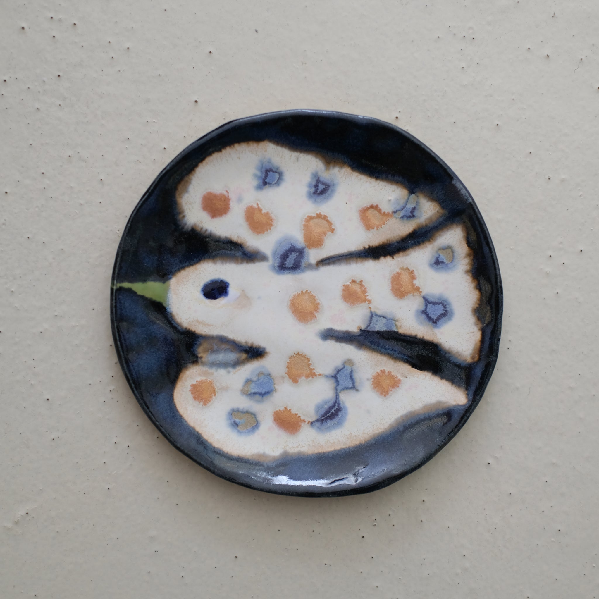 Assiette W24MY24 en grès D 16,5cm - multicolore de Marie-Yaé Suematsu chez Brutal Ceramics