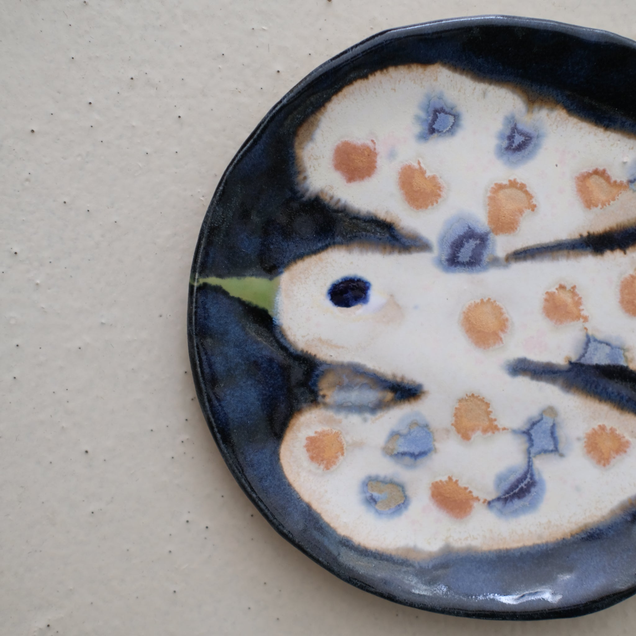 Assiette W24MY24 en grès D 16,5cm - multicolore de Marie-Yaé Suematsu chez Brutal Ceramics