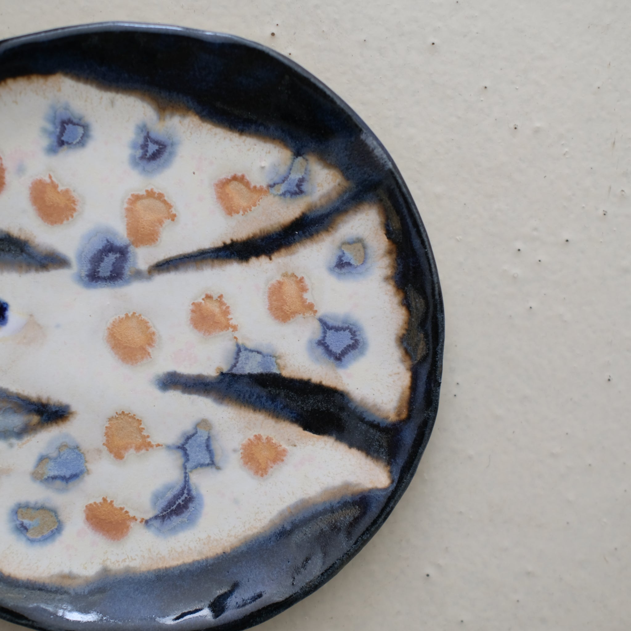 Assiette W24MY24 en grès D 16,5cm - multicolore de Marie-Yaé Suematsu chez Brutal Ceramics