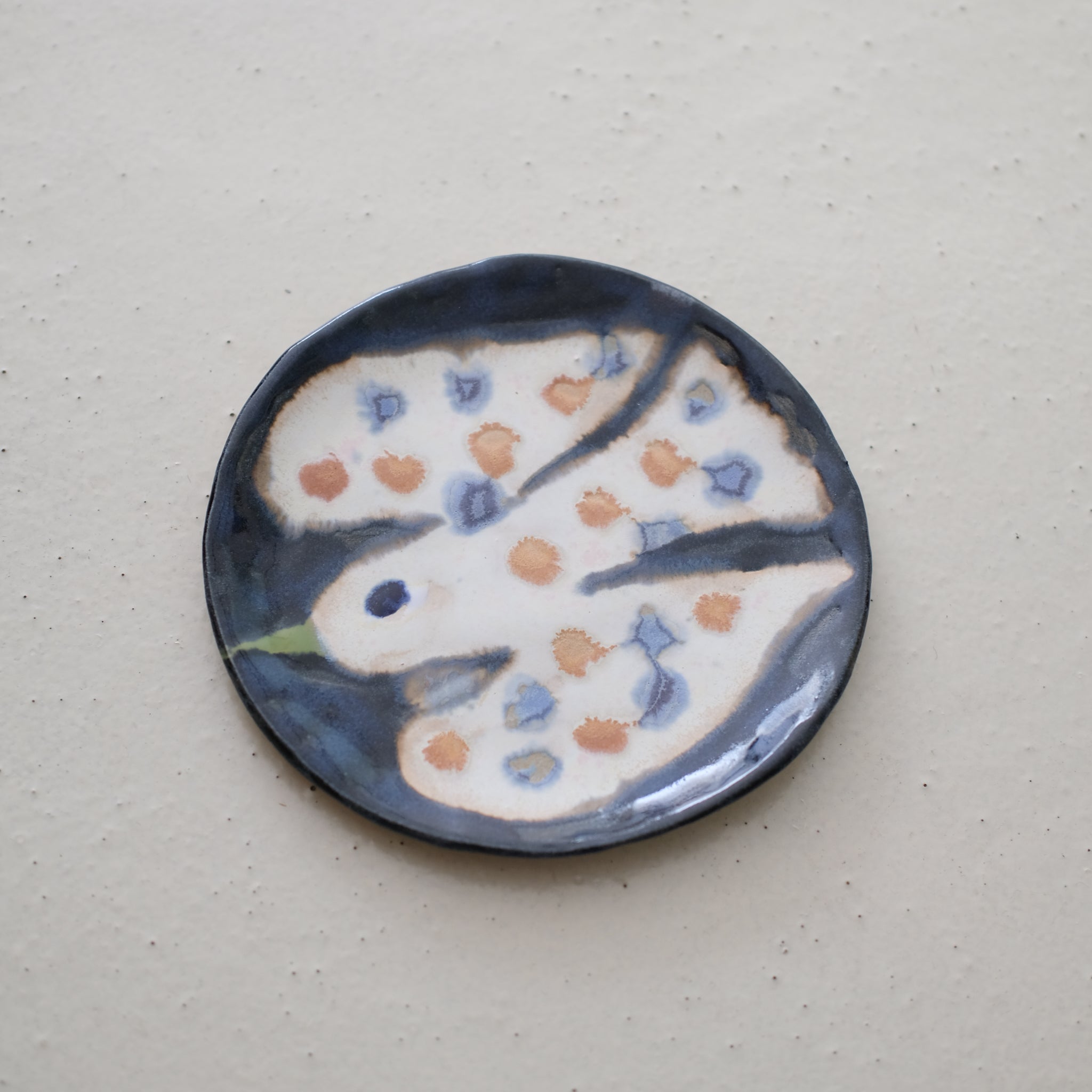 Assiette W24MY24 en grès D 16,5cm - multicolore de Marie-Yaé Suematsu chez Brutal Ceramics
