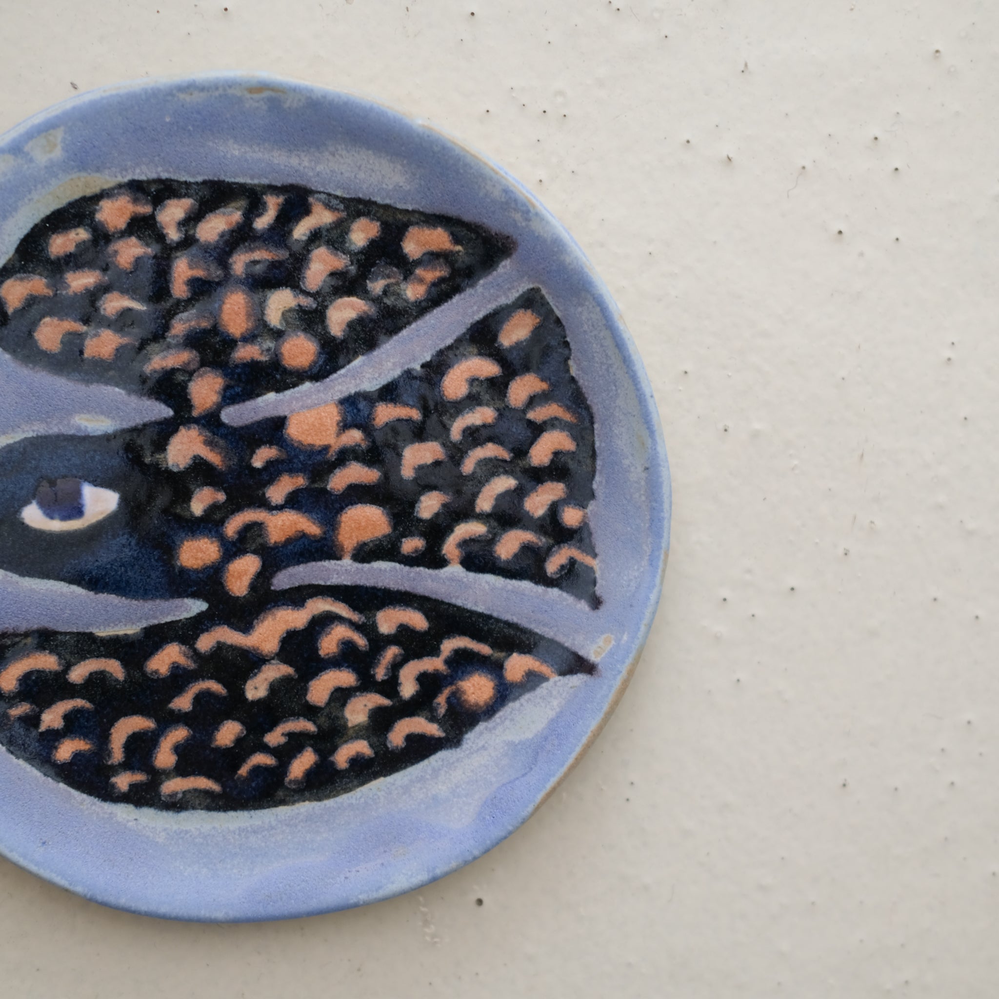 Assiette W24MY25 en grès D 16,5cm - multicolore de Marie-Yaé Suematsu chez Brutal Ceramics