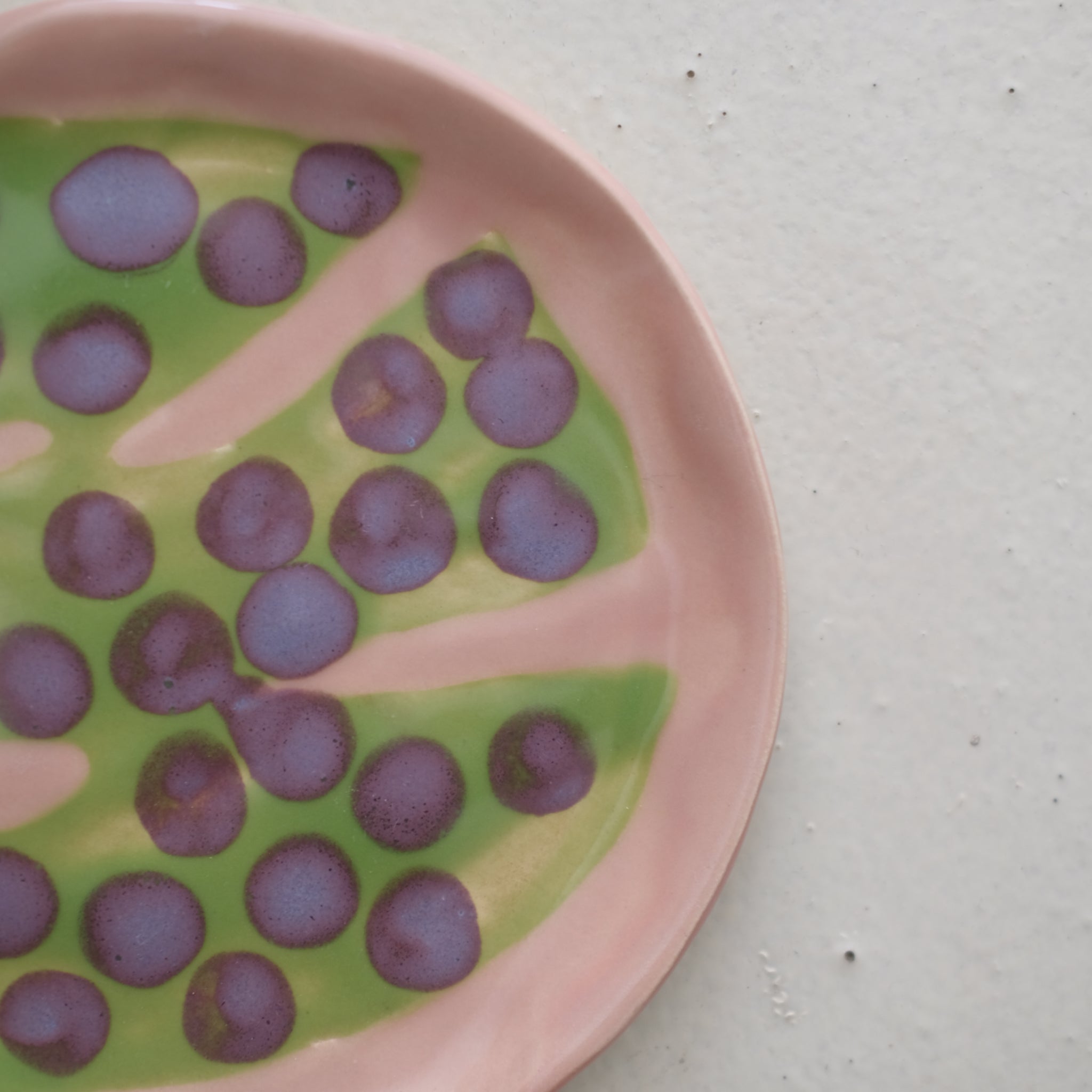 Assiette W24MY27 en grès D 16,5cm - multicolore de Marie-Yaé Suematsu chez Brutal Ceramics