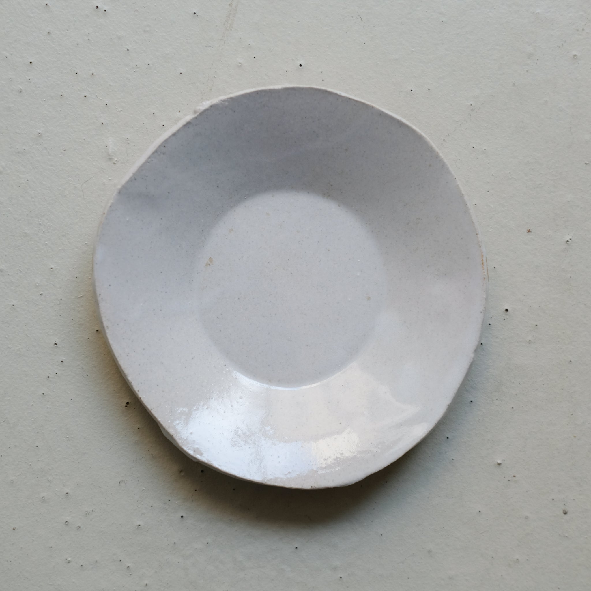 Assiette en grès D 14,5cm- Blanc satiné d'Estudio Vernis chez Brutal Ceramics