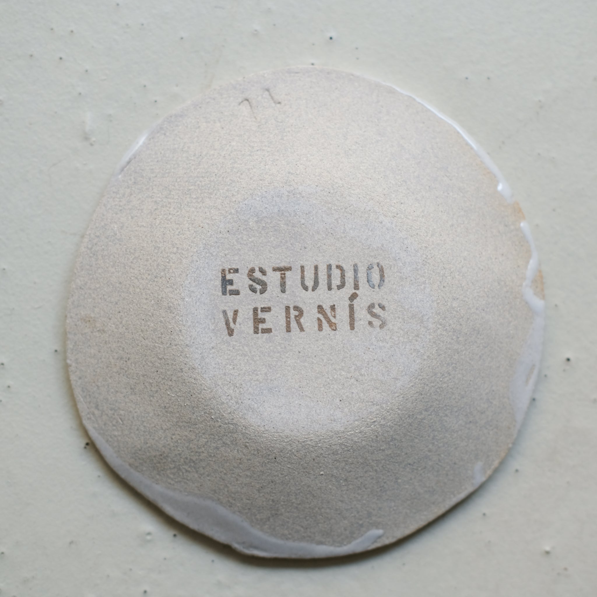 Assiette en grès D 14,5cm- Blanc satiné d'Estudio Vernis chez Brutal Ceramics