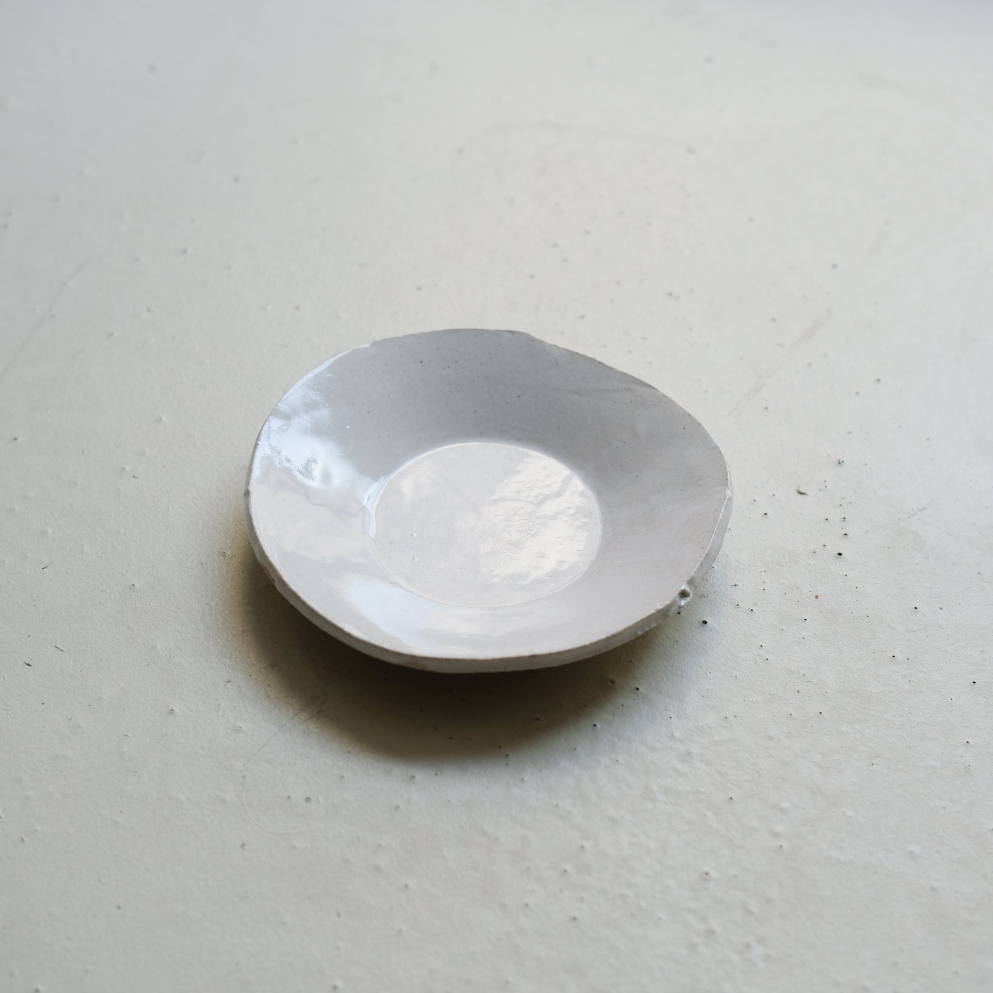 Assiette en grès D 14,5cm- Blanc satiné d'Estudio Vernis chez Brutal Ceramics