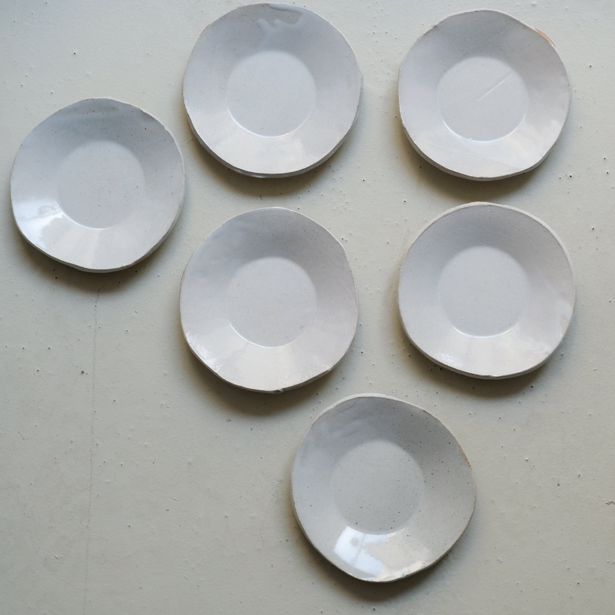 Assiette en grès D 14,5cm- Blanc satiné d'Estudio Vernis chez Brutal Ceramics
