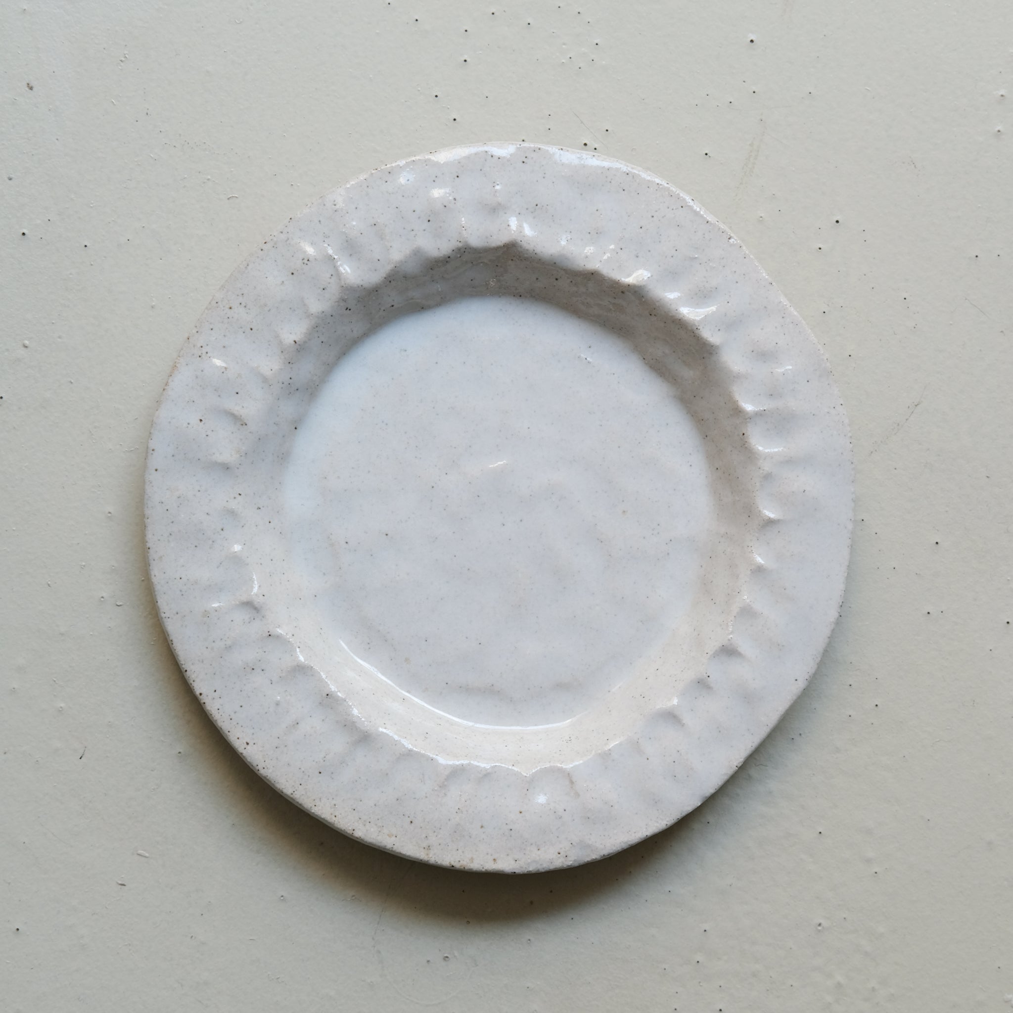 Assiette en grès à rebords D 20cm- Blanc satiné chez Brutal Ceramics.
