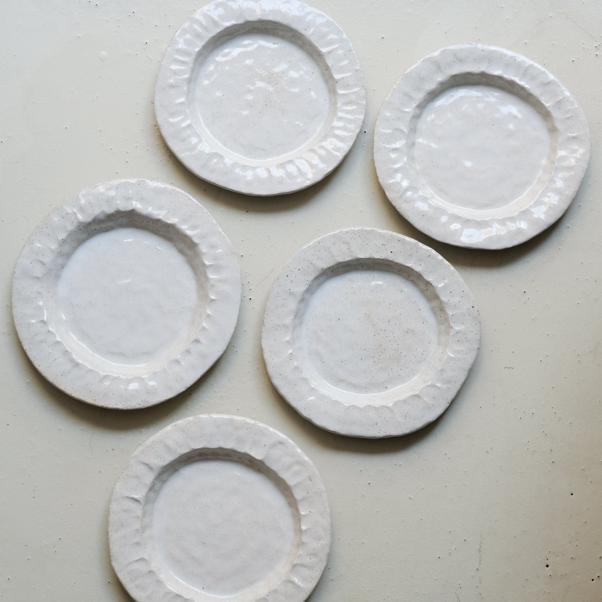 Assiette en grès à rebords D 20cm- Blanc satiné chez Brutal Ceramics