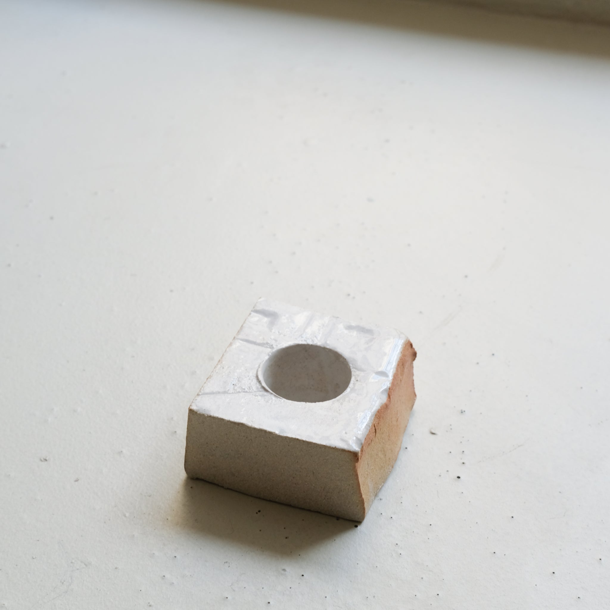 Coquetier "Cruet' en grès - Blanc satiné d'Estudio Vernis chez Brutal Ceramics