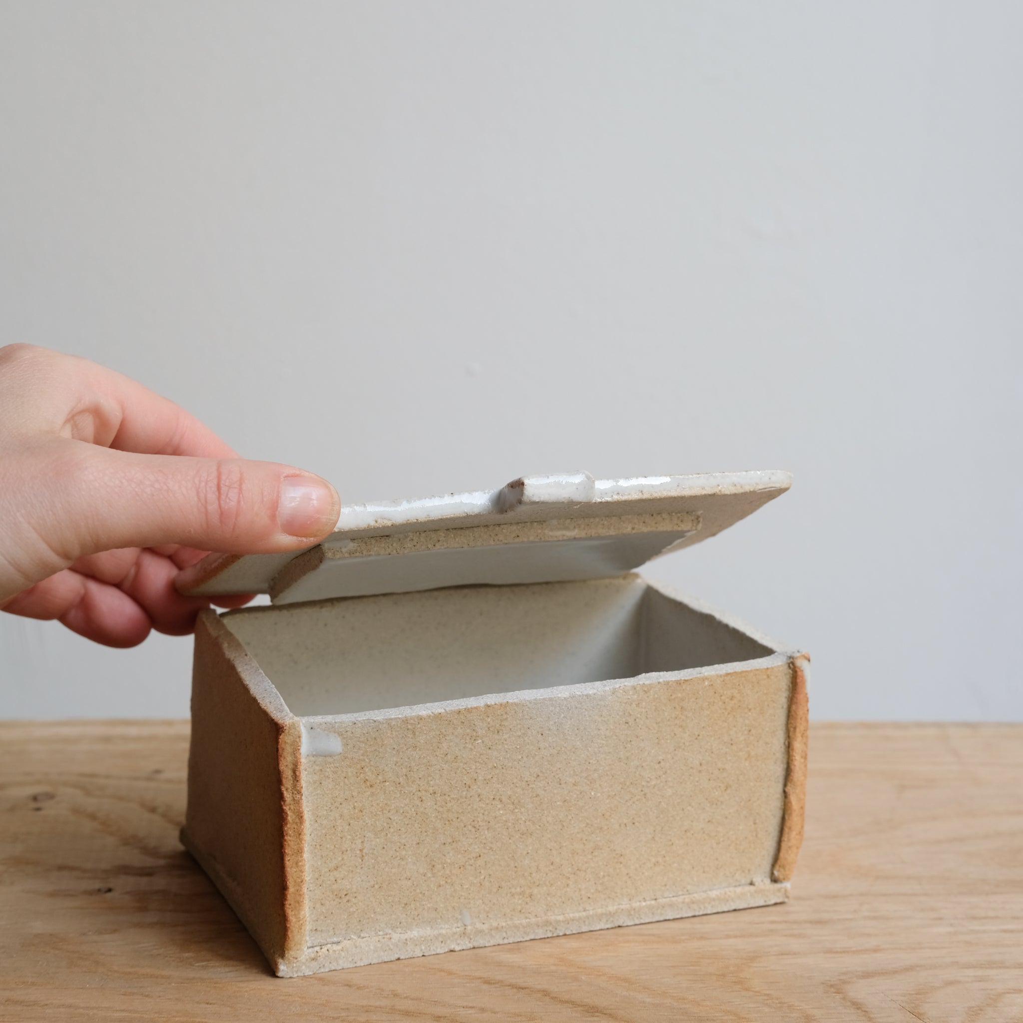 Beurrier "Manteca" en grès - Blanc satiné d'Estudio Vernis chez Brutal Ceramics
