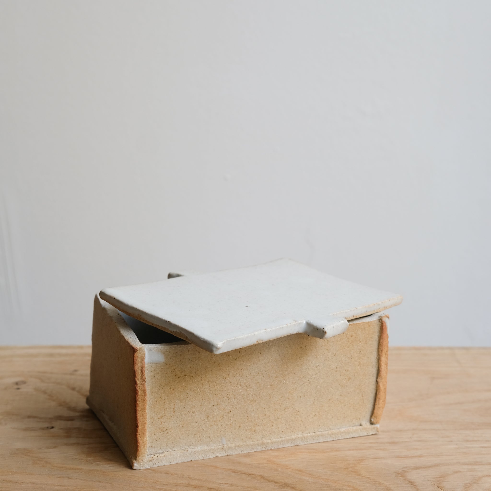 Beurrier "Manteca" en grès - Blanc satiné d'Estudio Vernis chez Brutal Ceramics