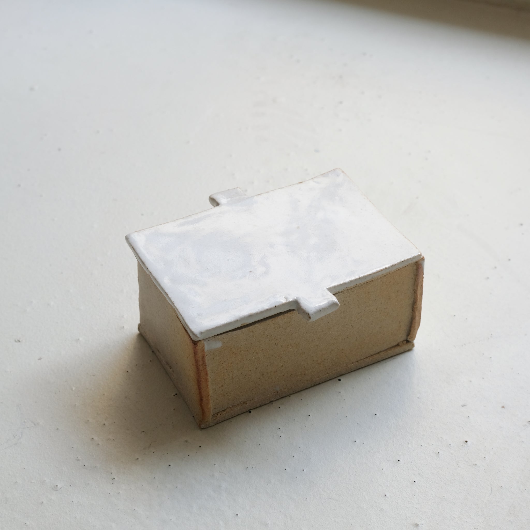 Beurrier "Manteca" en grès - Blanc satiné d'Estudio Vernis chez Brutal Ceramics