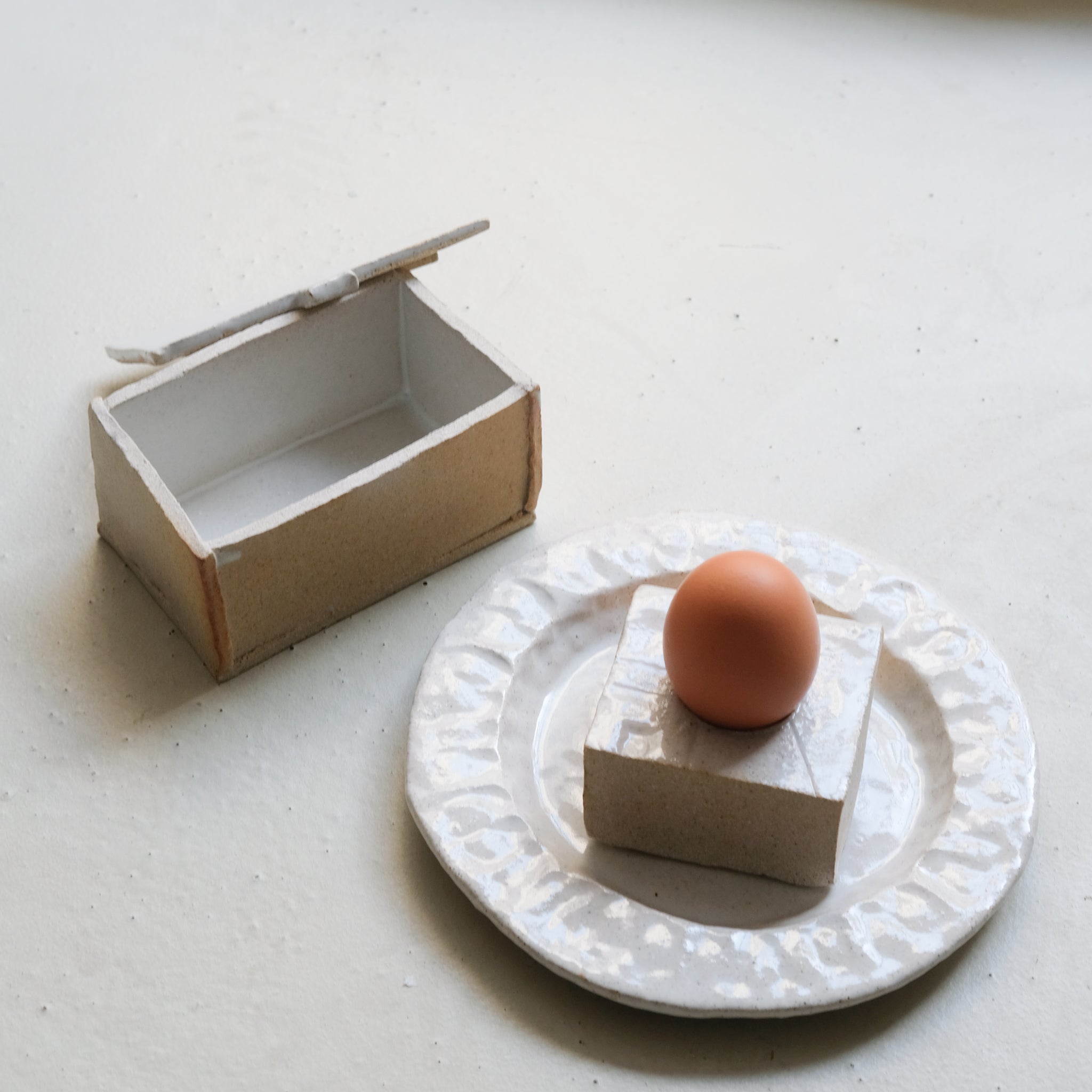 Beurrier "Manteca" en grès - Blanc satiné d'Estudio Vernis chez Brutal Ceramics
