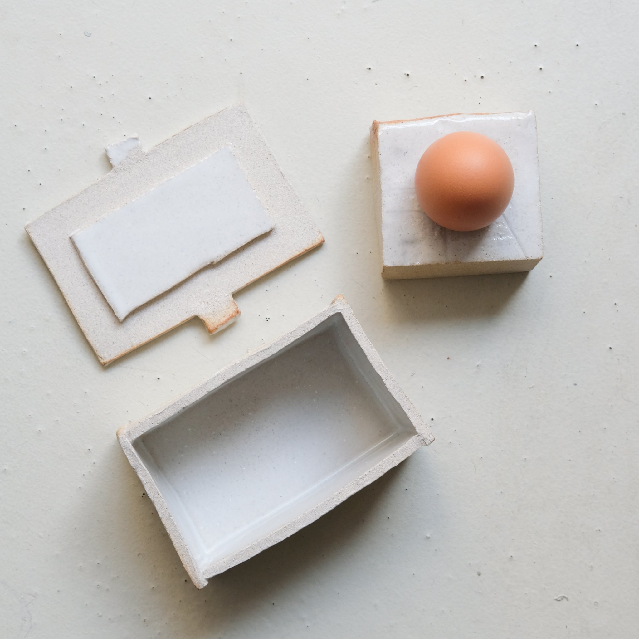 Beurrier "Manteca" en grès - Blanc satiné d'Estudio Vernis chez Brutal Ceramics.