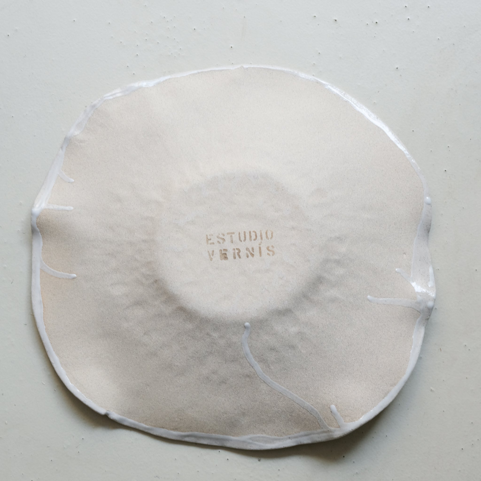 Plat en grès D 36cm- Blanc satiné de Estudio Vernis chez Brutal Ceramics