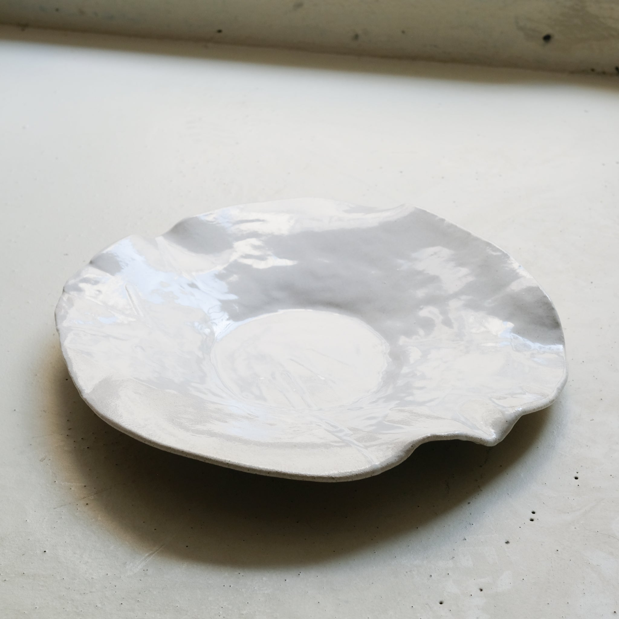 Plat en grès D 36cm- Blanc satiné de Estudio Vernis chez Brutal Ceramics