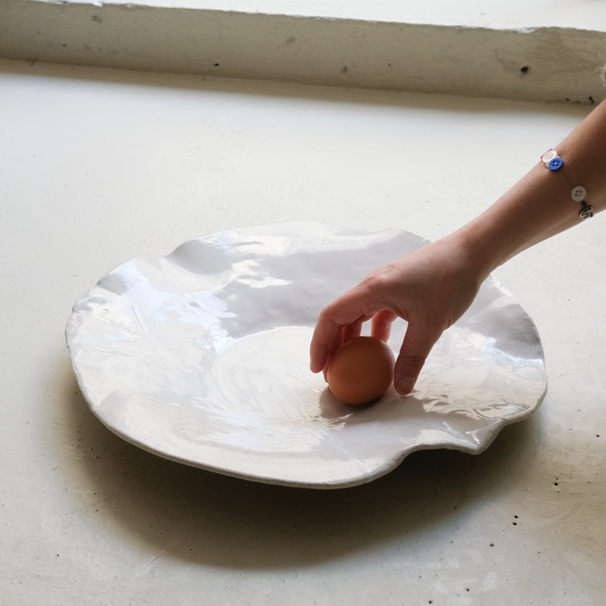 Plat en grès D 36cm- Blanc satiné de Estudio Vernis chez Brutal Ceramics