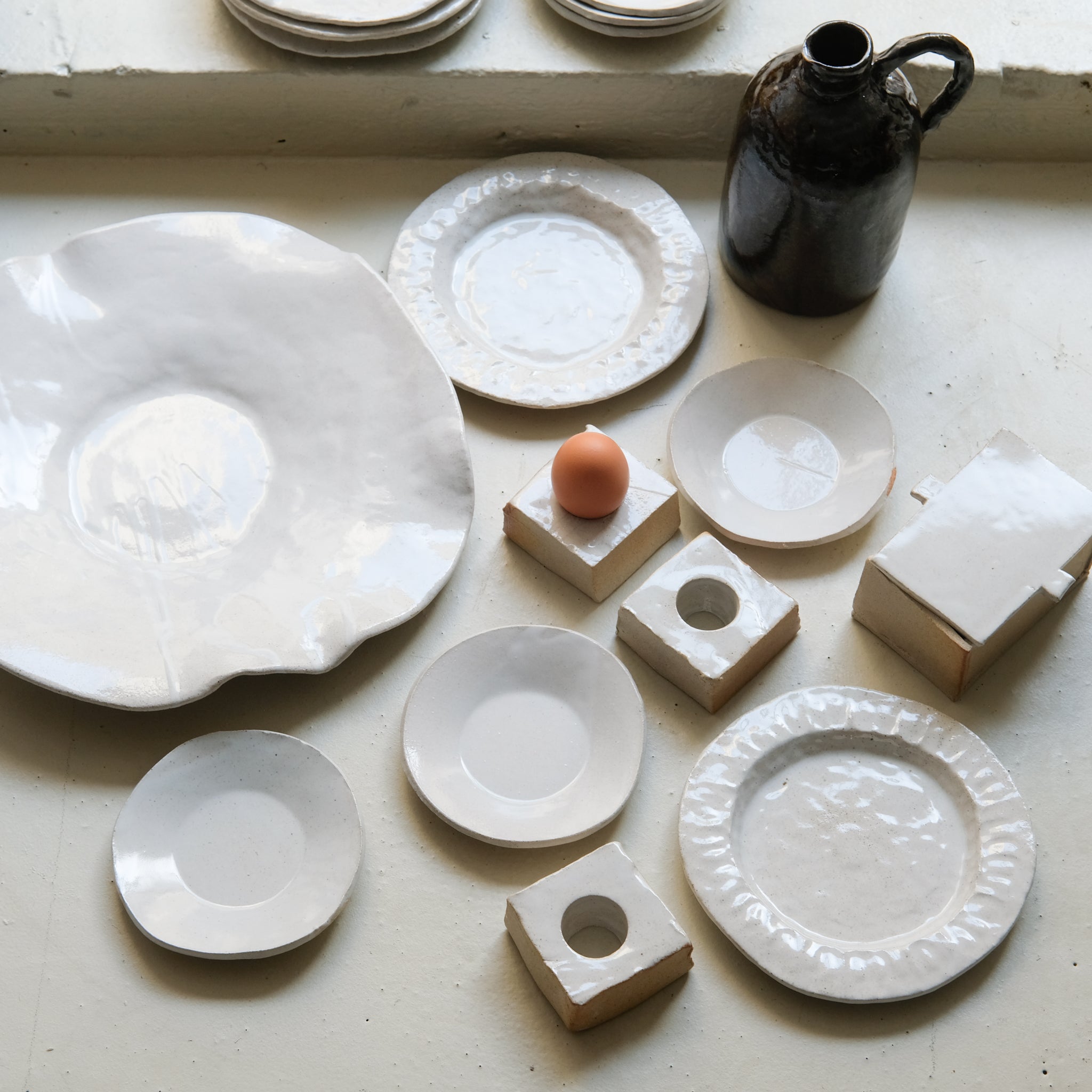 Assiette en grès à rebords D 20cm- Blanc satiné chez Brutal Ceramics