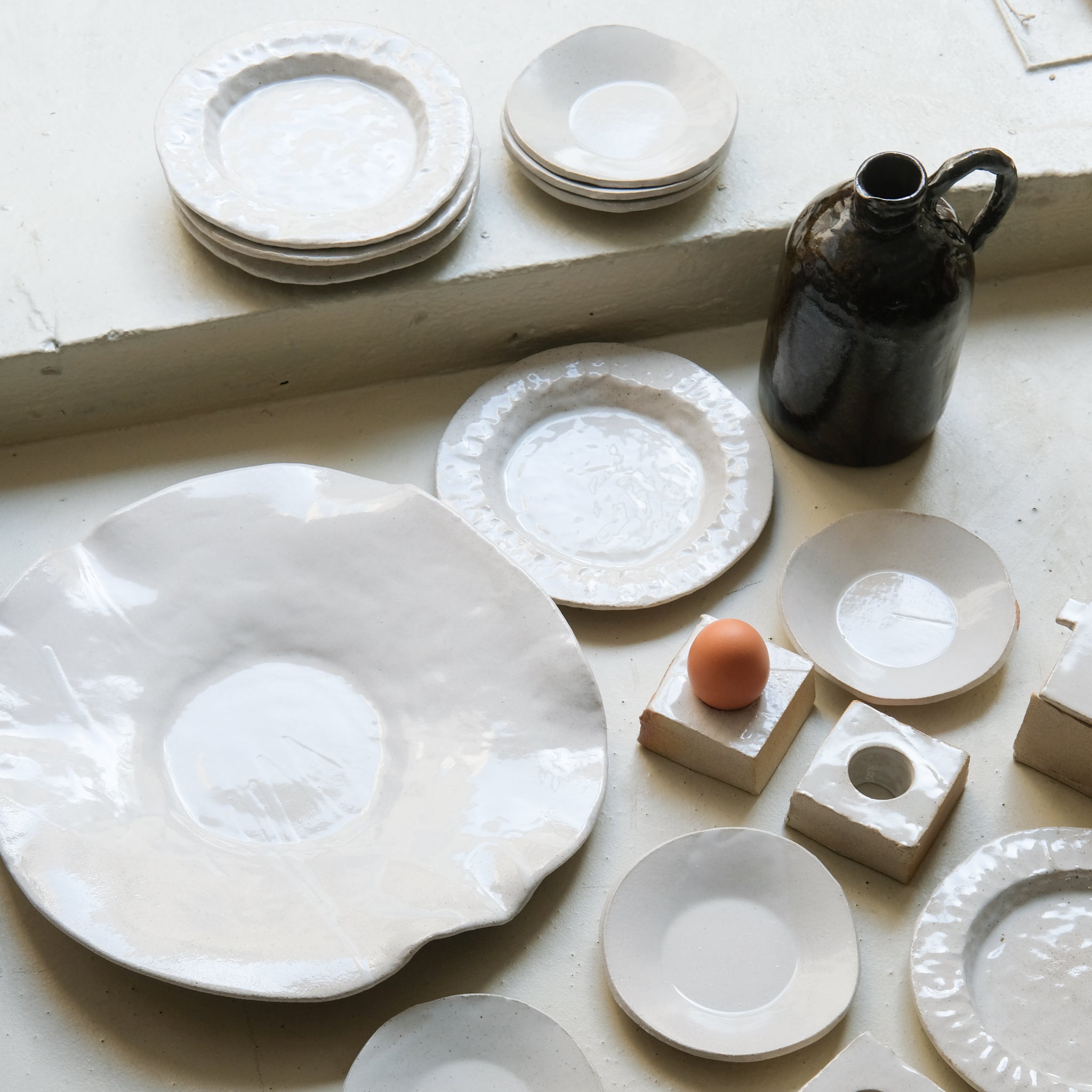 Plat en grès D 36cm- Blanc satiné de Estudio Vernis chez Brutal Ceramics