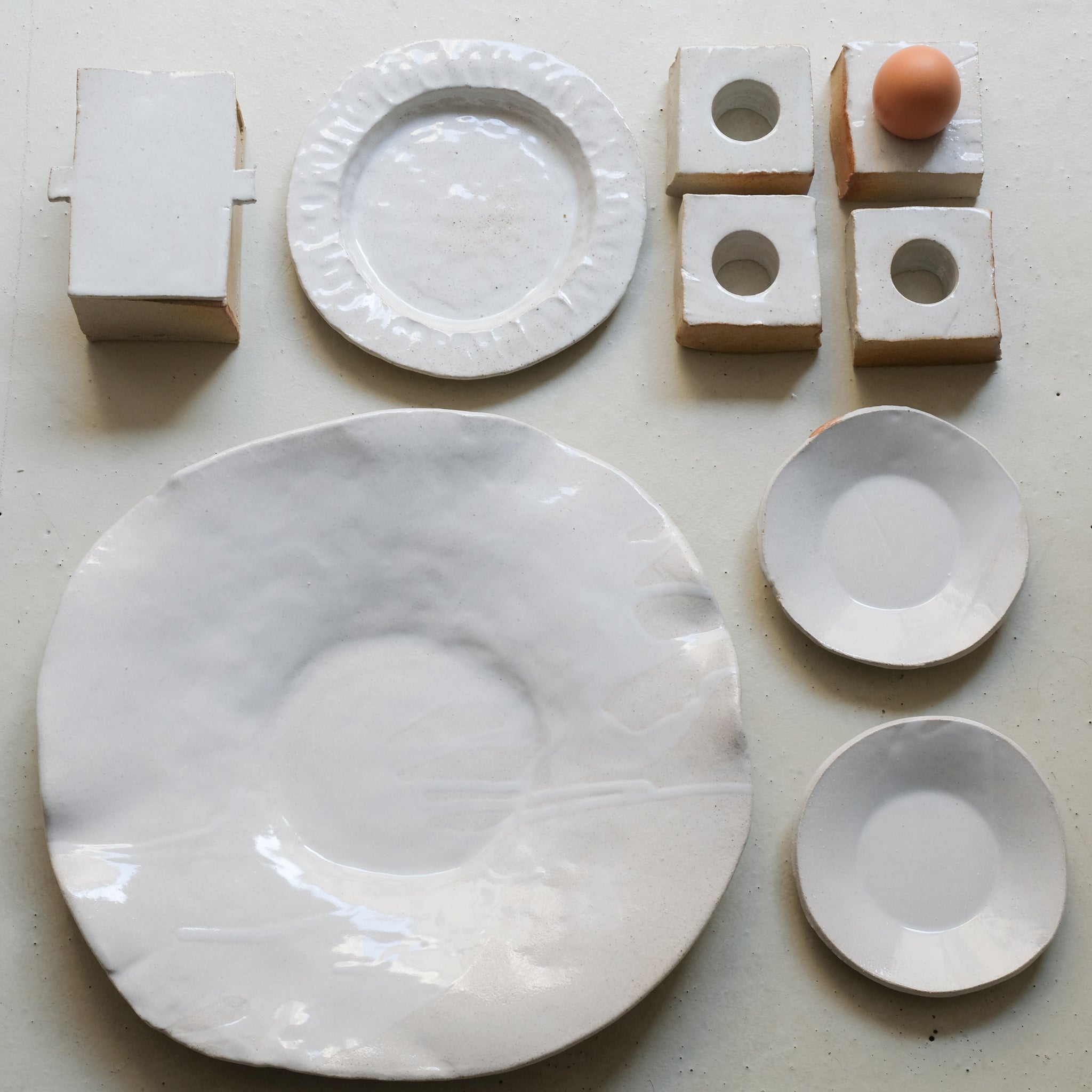 Coquetier "Cruet' en grès - Blanc satiné d'Estudio Vernis chez Brutal Ceramics