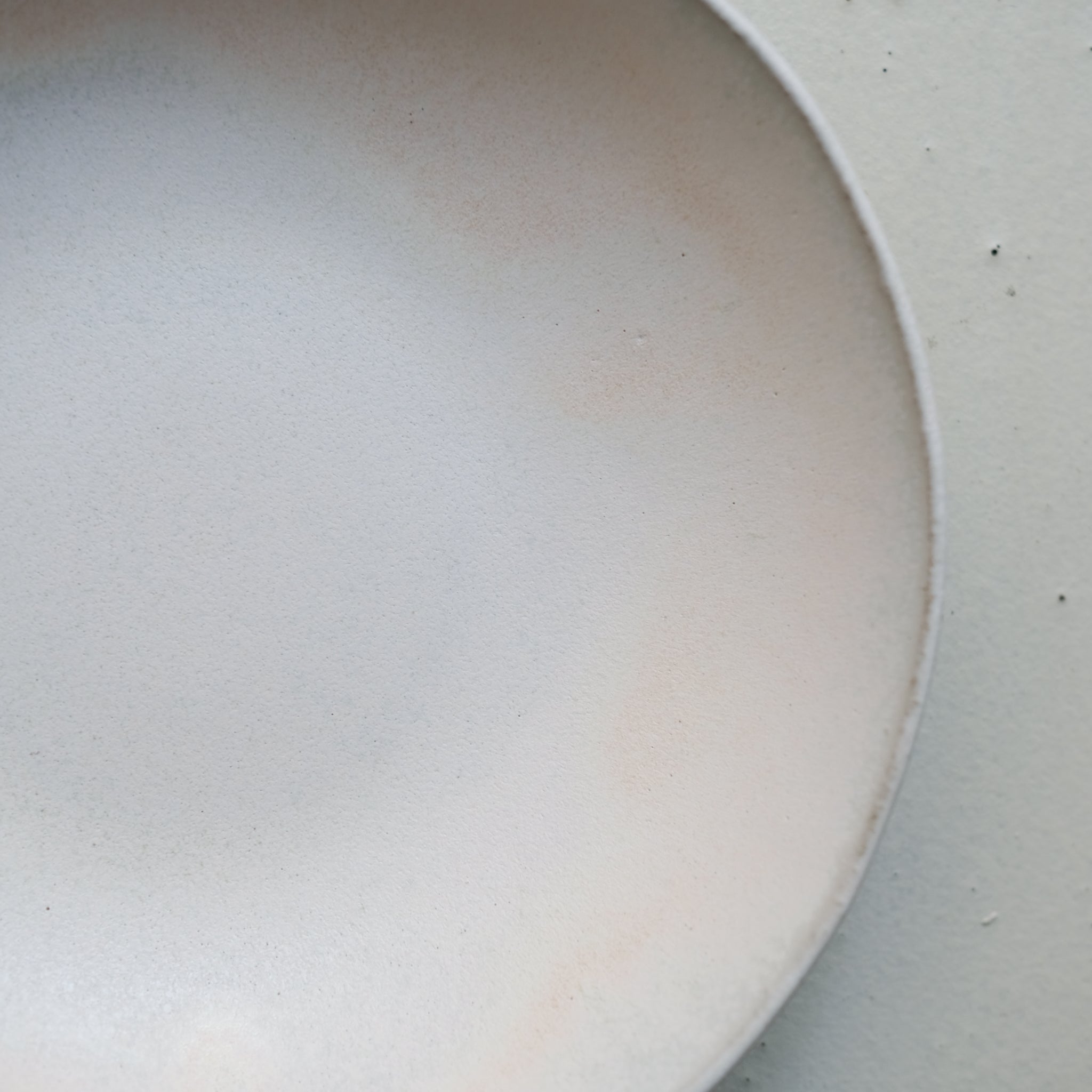 Assiette creuse en grès D 23,5cm - Rose d'Hortense Montarnal chez Brutal Ceramics