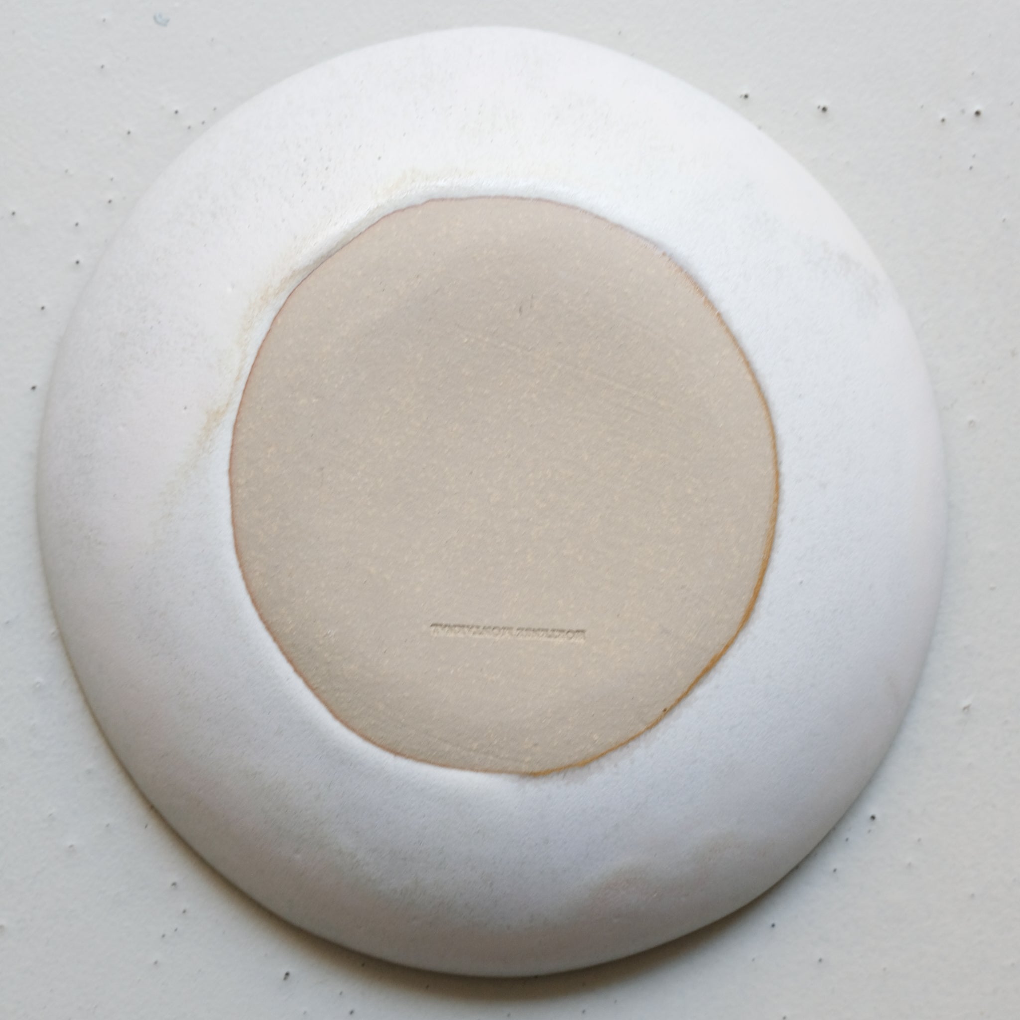 Assiette creuse en grès D 23,5cm - Rose d'Hortense Montarnal chez Brutal Ceramics