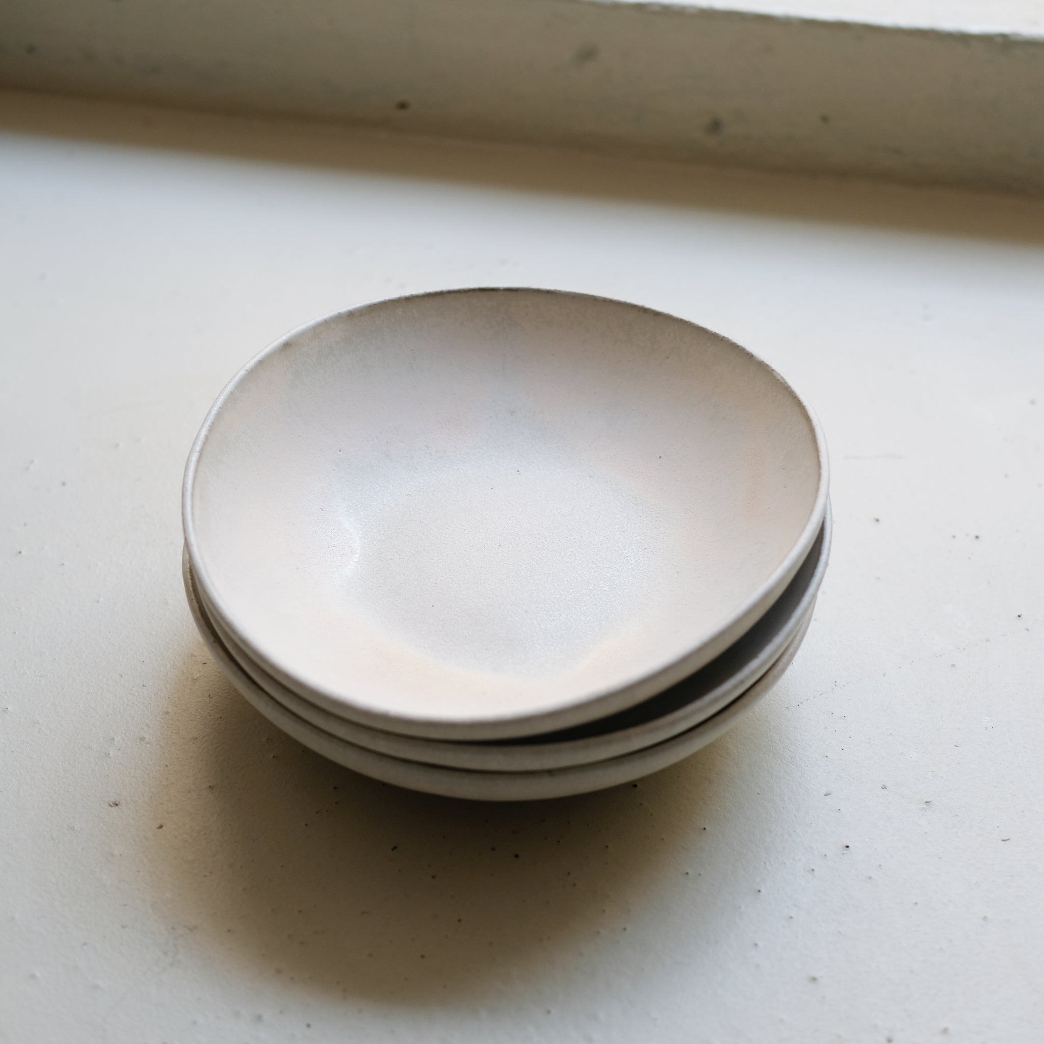 Assiette creuse en grès D 23,5cm - Rose d'Hortense Montarnal chez Brutal Ceramics
