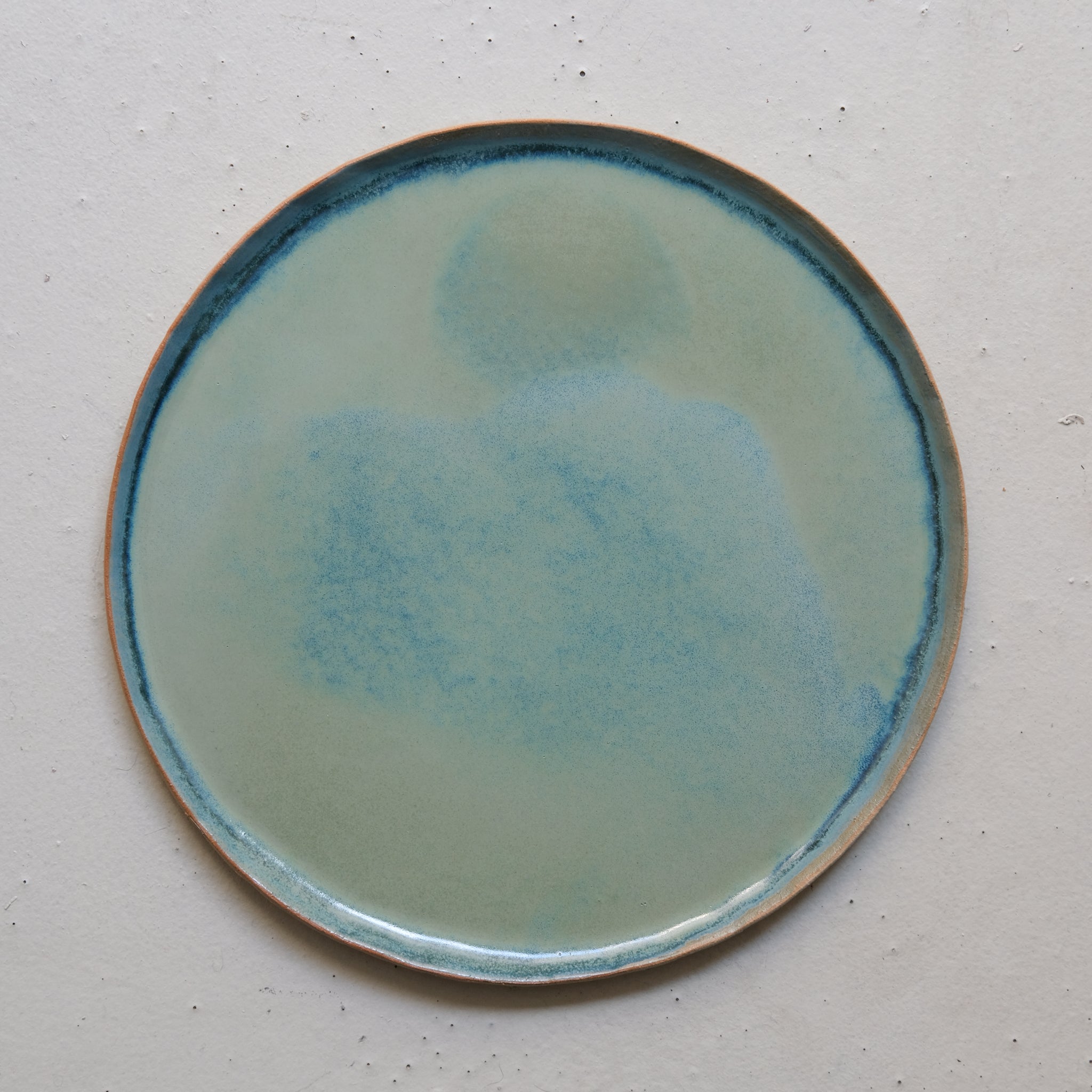 Assiette en grès D 24cm - vert prairie par Lucie Faucon chez Brutal Ceramics