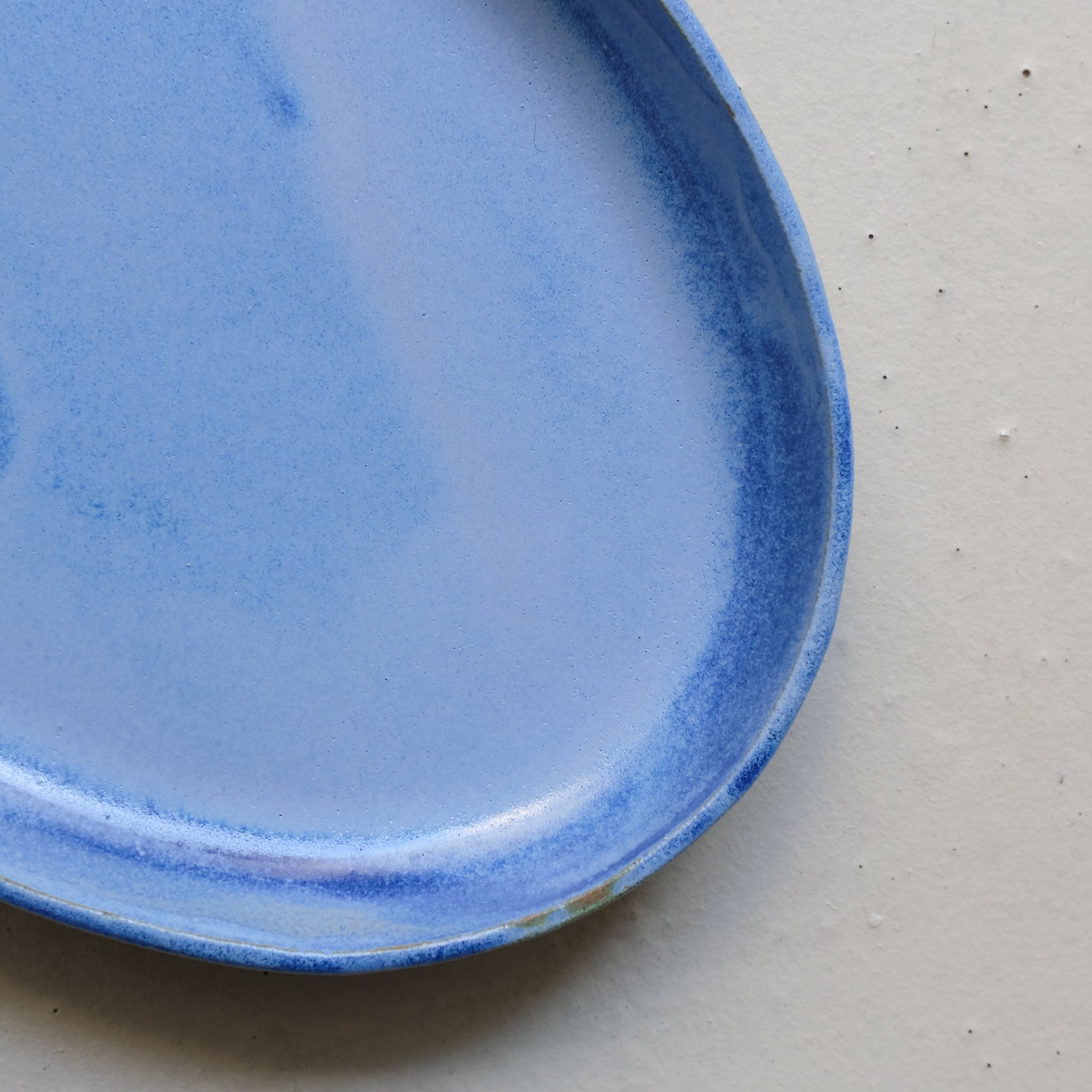 Plat en grès L 25,5cm - bleu outremer par Lucie Faucon chez Brutal Ceramics