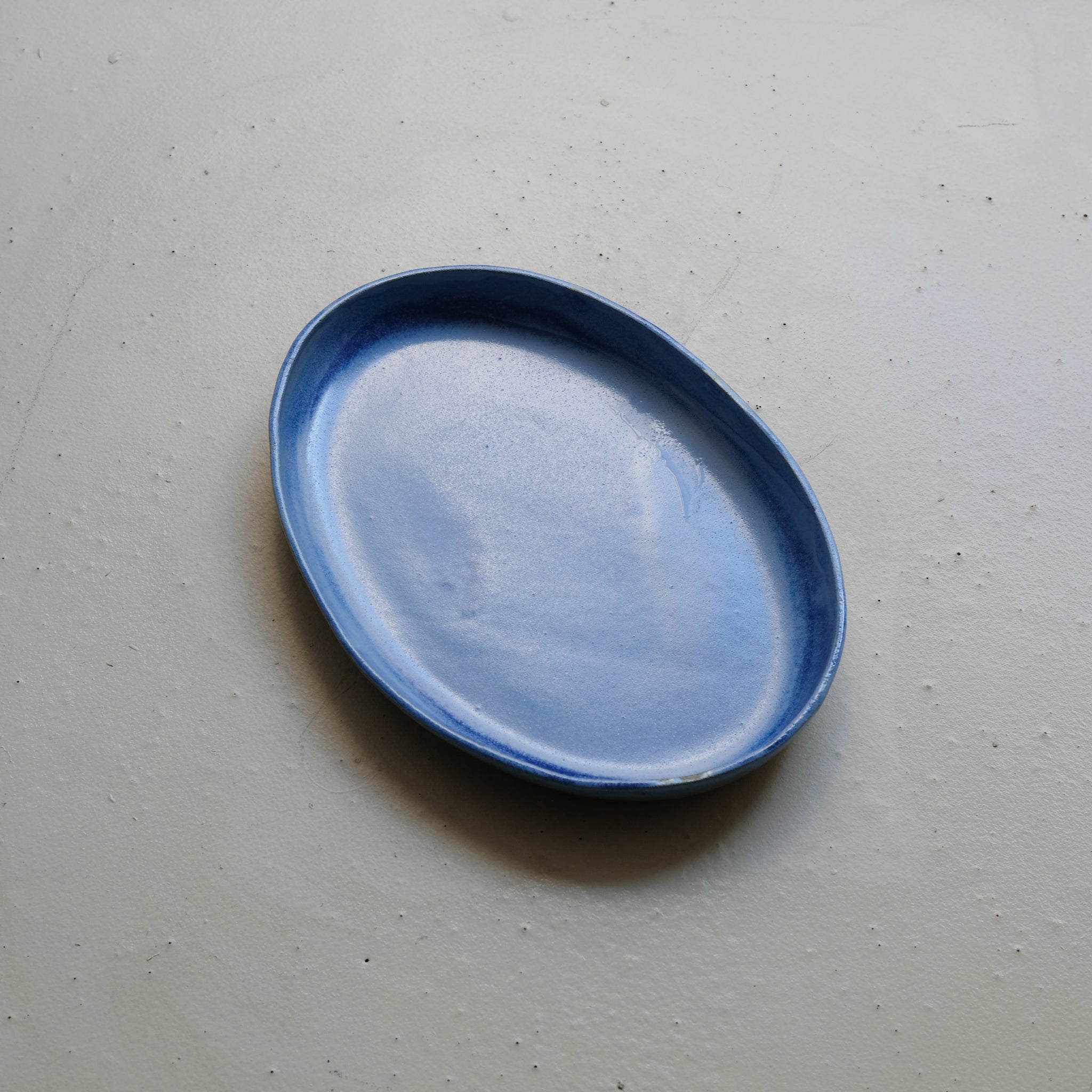Plat en grès L 25,5cm - bleu outremer par Lucie Faucon chez Brutal Ceramics