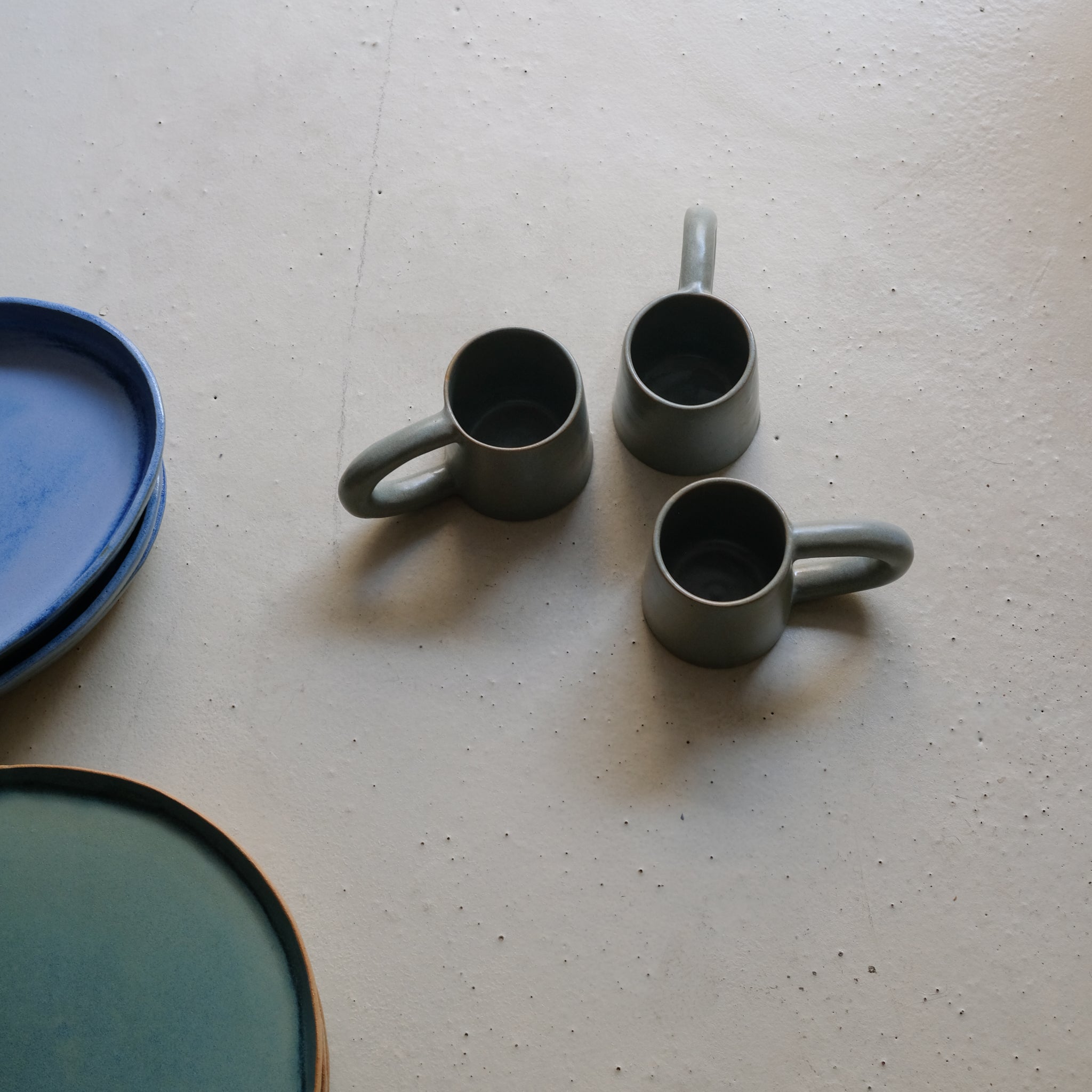 Mug en grès 90 ml - vert menthe par Lucie Faucon chez Brutal Ceramics