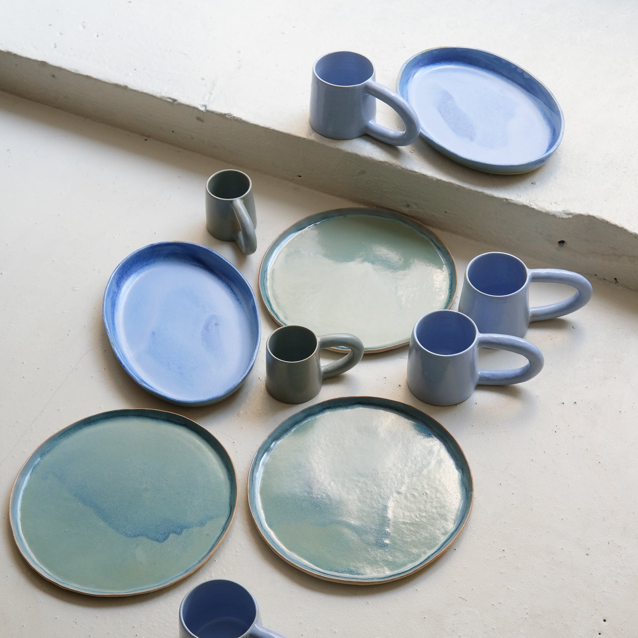 Assiette en grès D 24cm - vert prairie par Lucie Faucon chez Brutal Ceramics