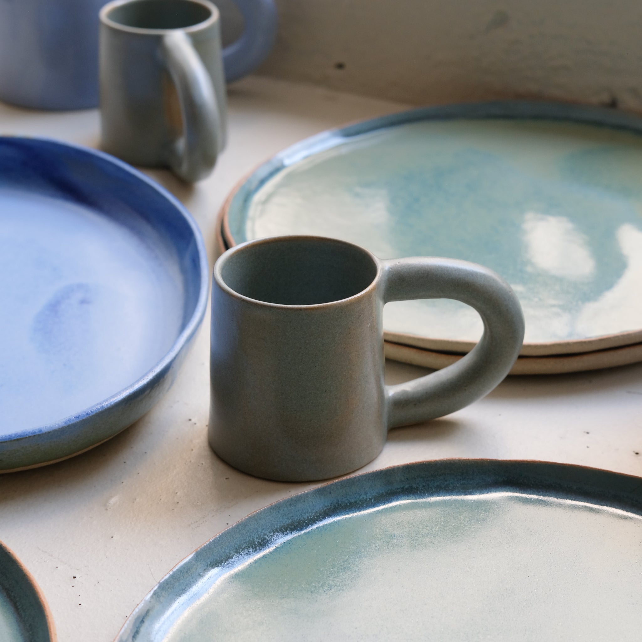 Mug en grès 90 ml - vert menthe par Lucie Faucon chez Brutal Ceramics