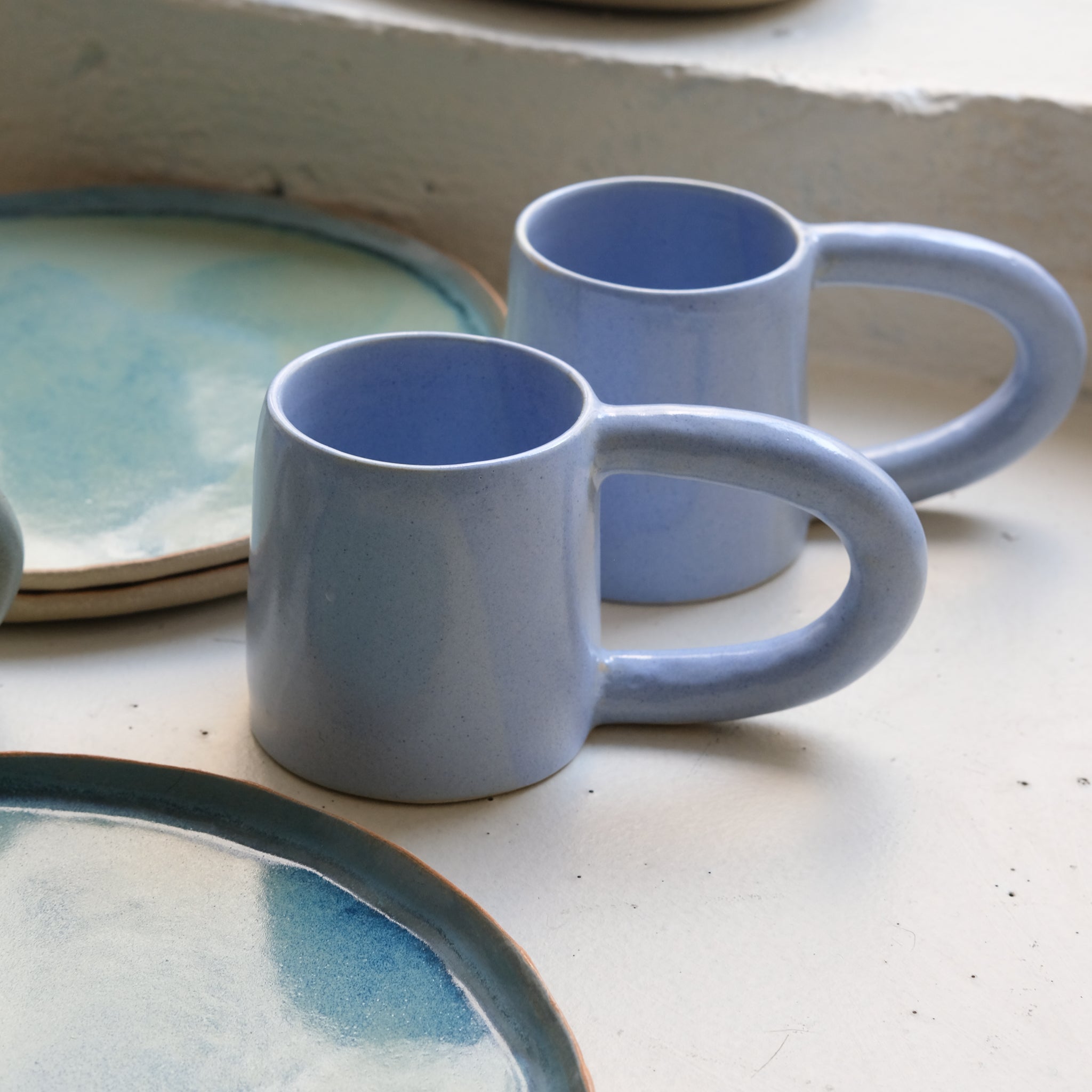 Mug en grès 250ml, bleu ciel par Lucie Faucon chez Brutal Ceramics