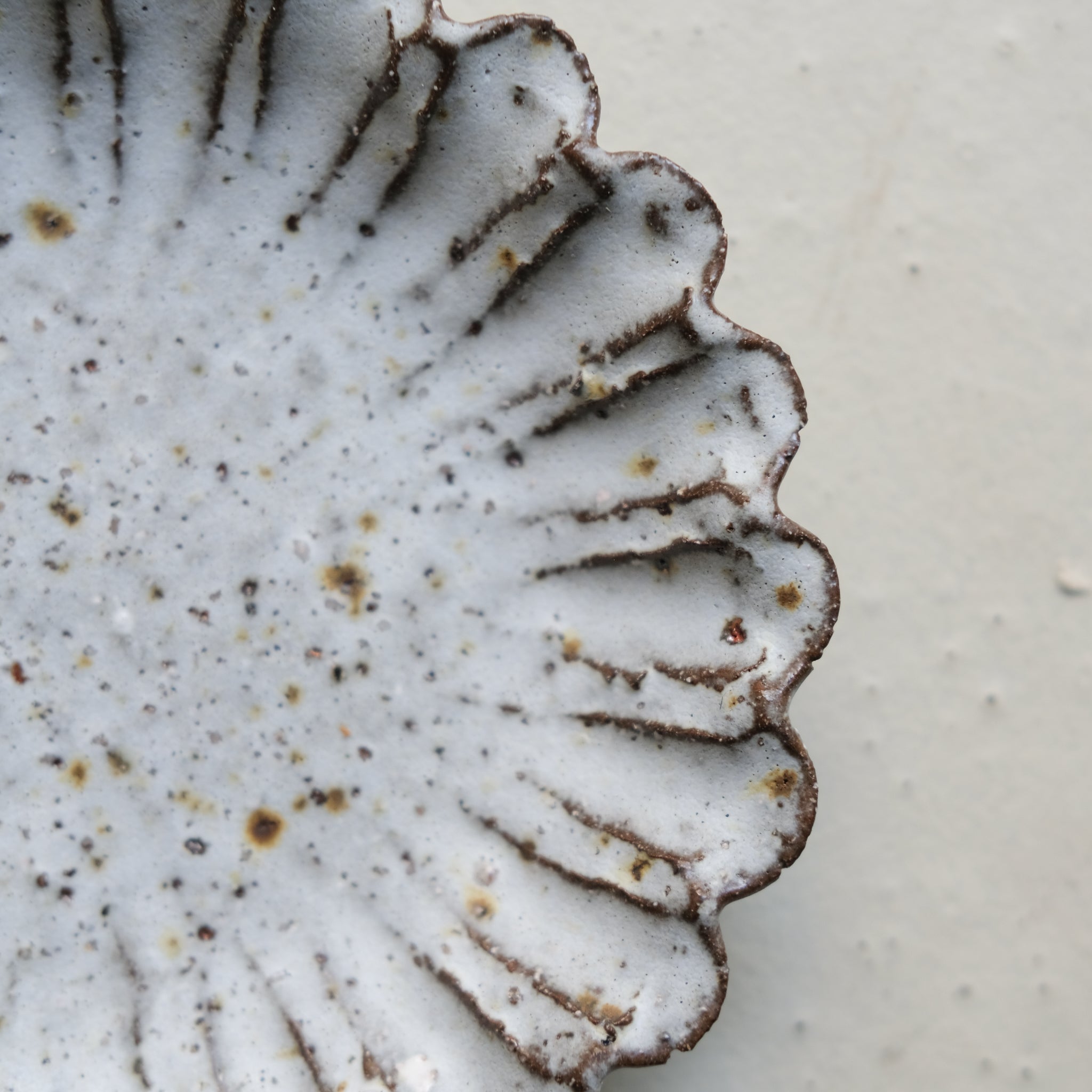 Assiette en terre recoltée D 16cm - blanc mat par Potry chez Brutal Ceramics