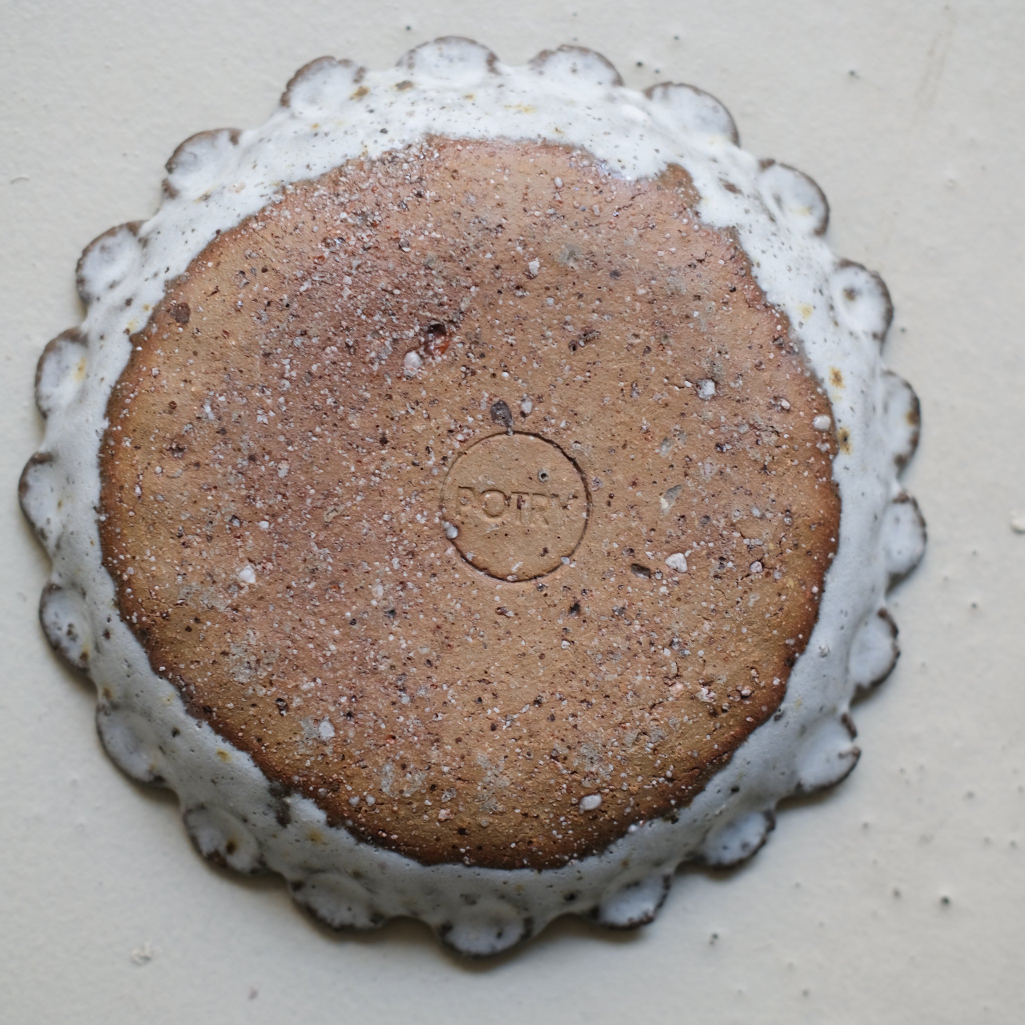 Assiette en terre recoltée D 16cm - blanc mat par Potry chez Brutal Ceramics