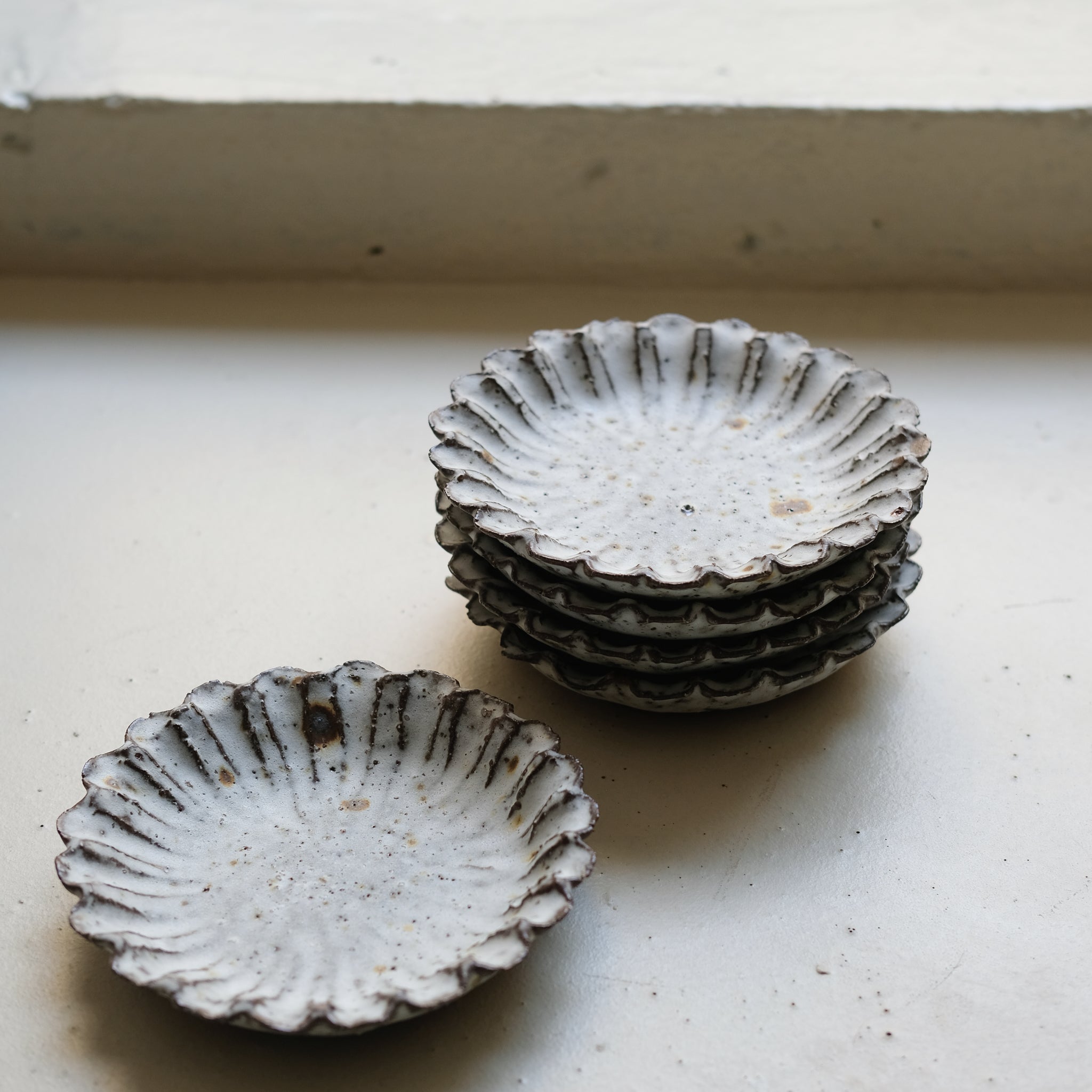 Assiette en terre recoltée D 16cm - blanc mat par Potry chez Brutal Ceramics