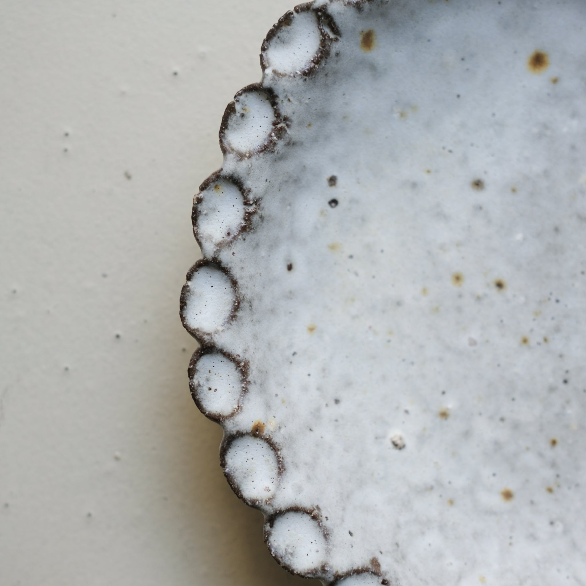 Assiette creuse en terre recoltée D 22cm - blanc mat blanc mat par Potry chez Brutal Ceramics