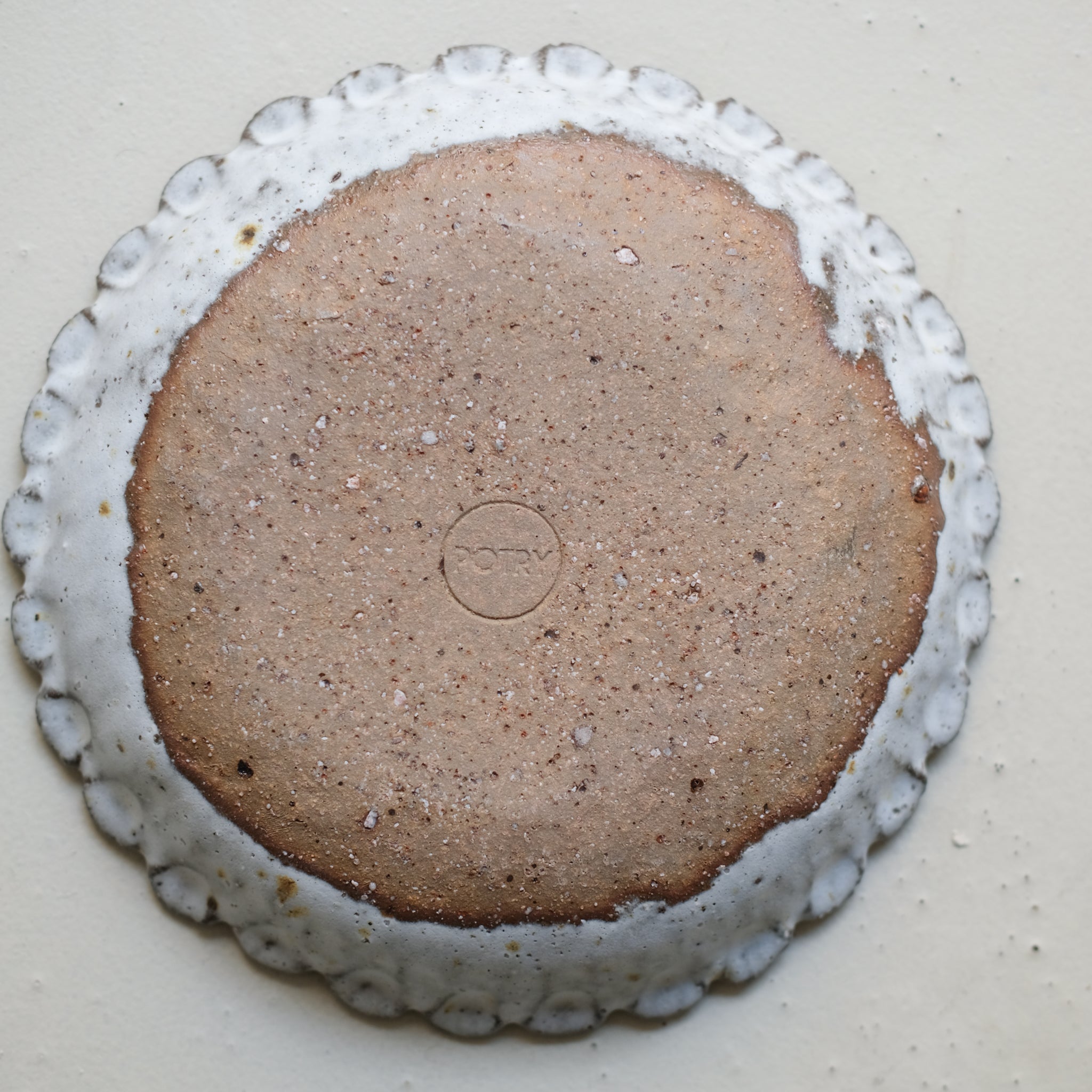 Assiette creuse en terre recoltée D 22cm - blanc mat blanc mat par Potry chez Brutal Ceramics