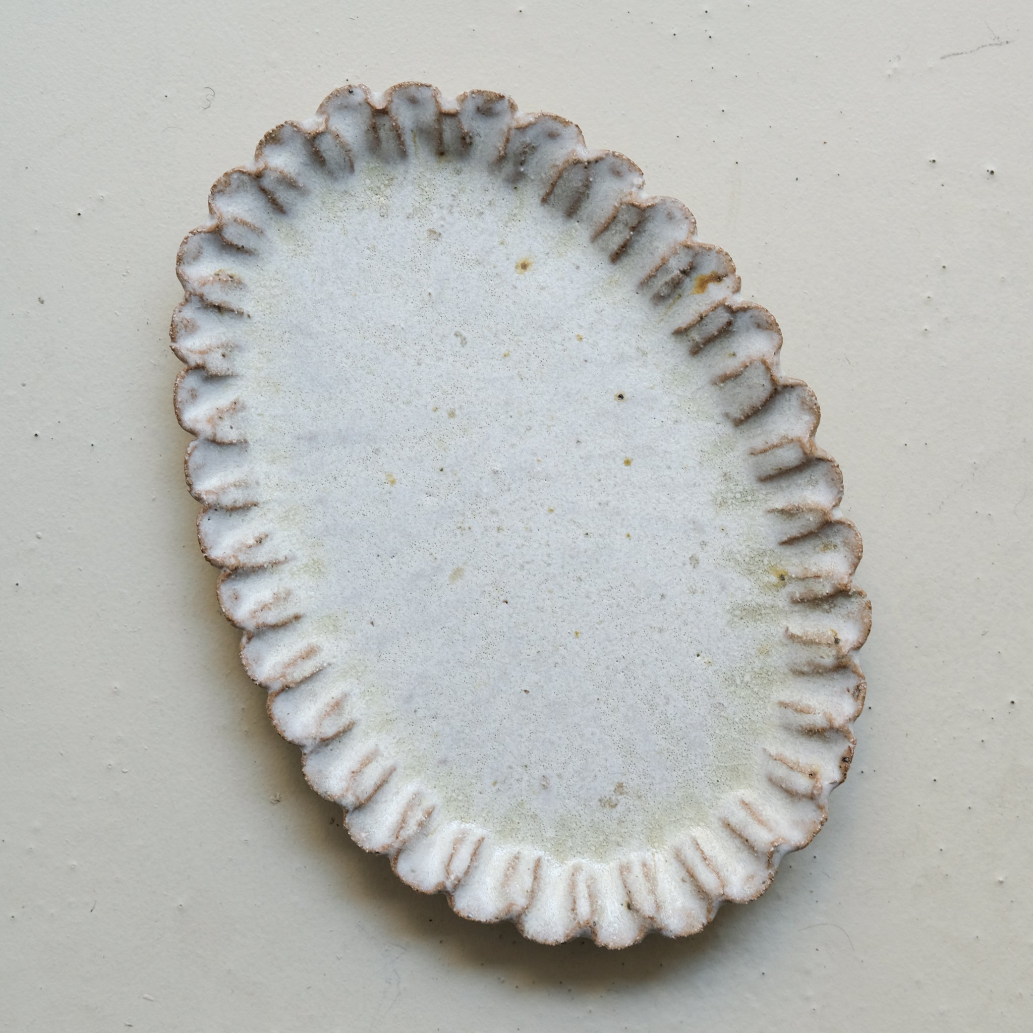 Plat en terre recoltée L29cm - blanc vert pale par Potry chez Brutal Ceramics