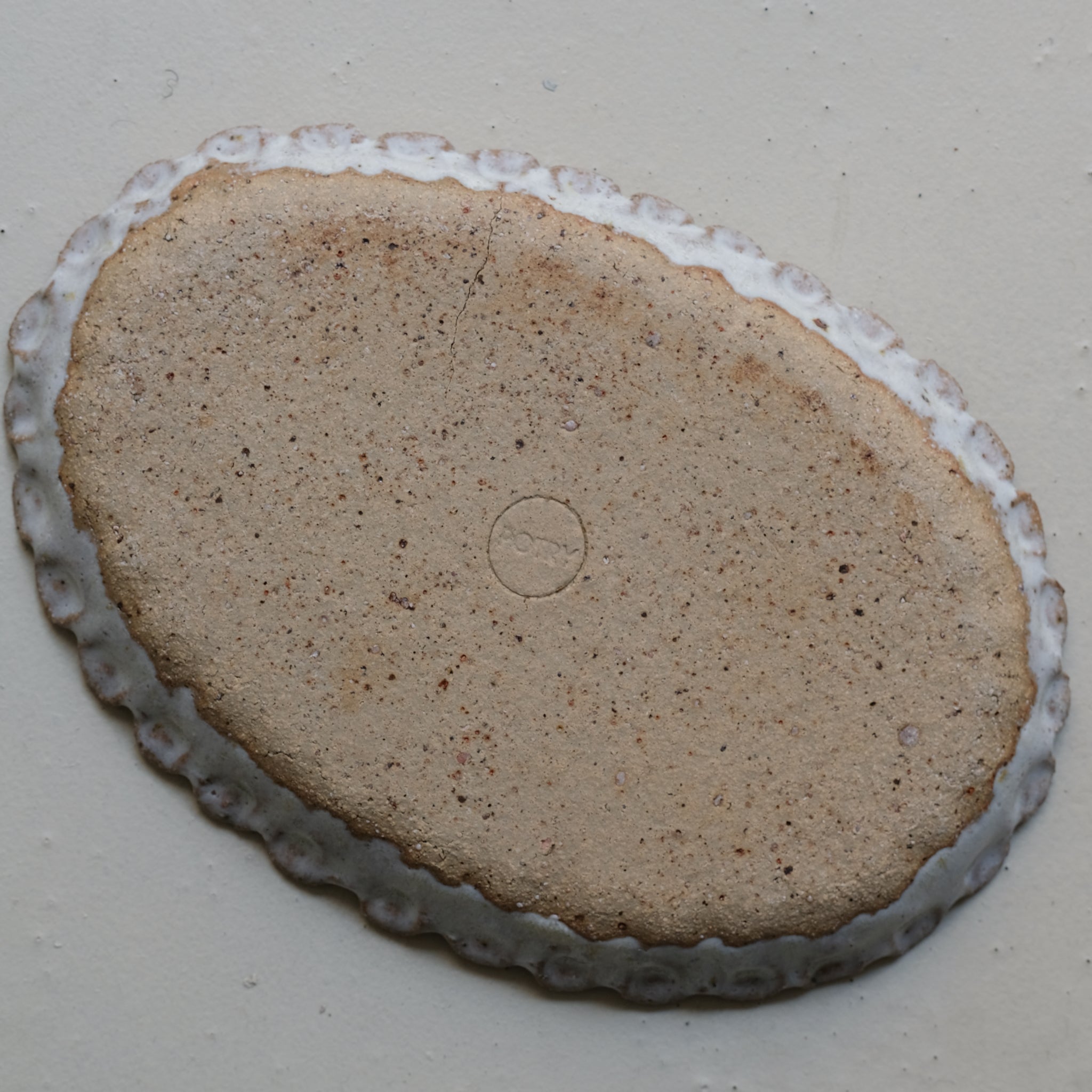 Plat en terre recoltée L29cm - blanc vert pale par Potry chez Brutal Ceramics