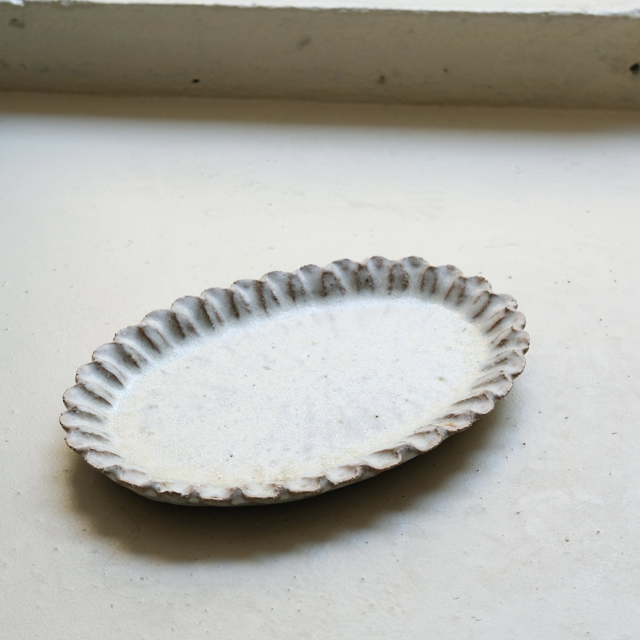 Plat en terre recoltée L29cm - blanc vert pale par Potry chez Brutal Ceramics