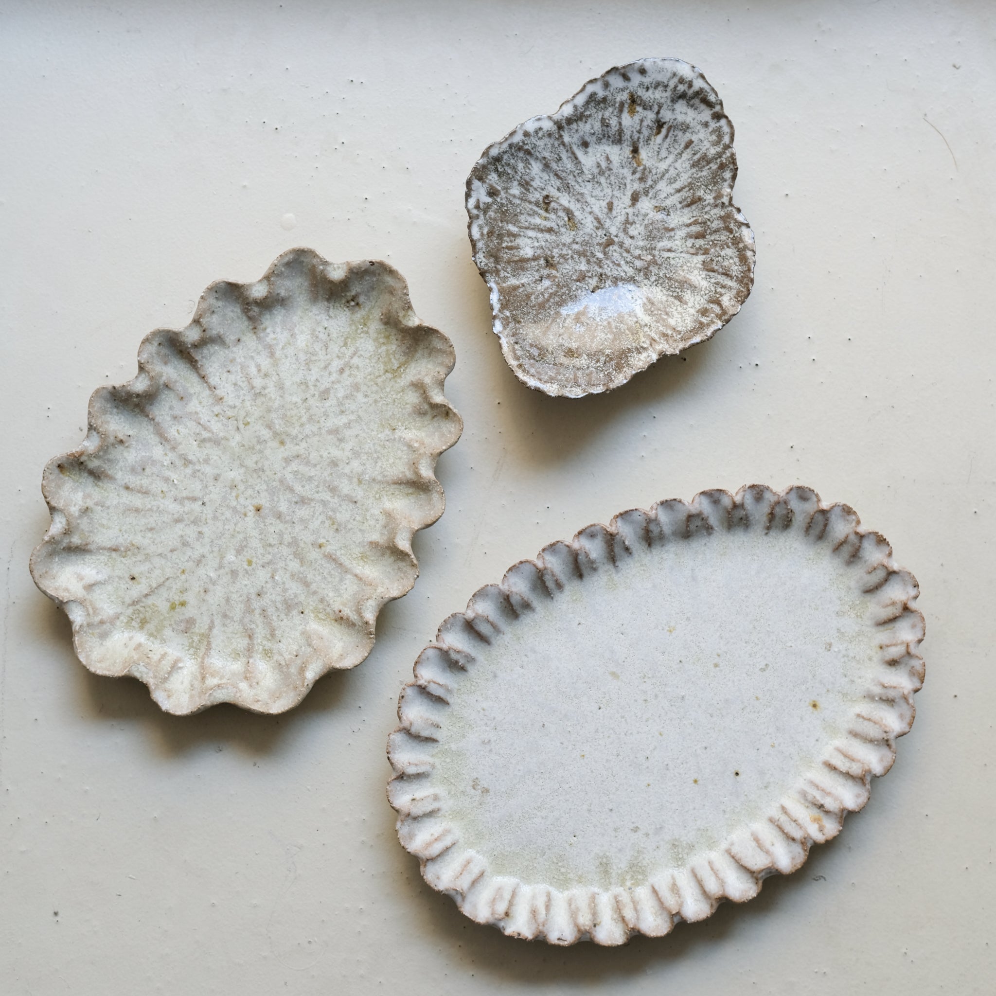 Plat en terre recoltée L26cm - blanc vert pale par Potry chez Brutal Ceramics