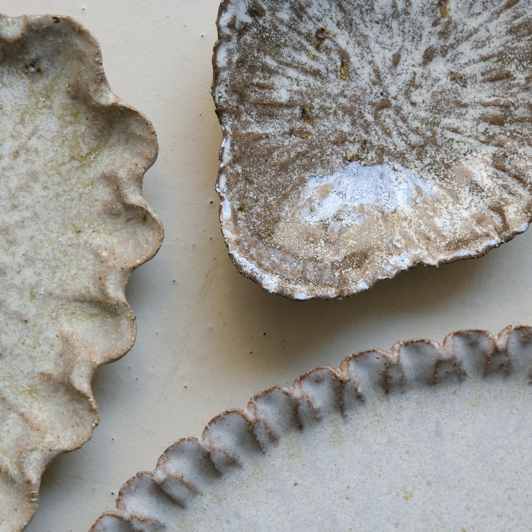 Assiette nénuphar L 20cm - brun blanc cuisson feu de Potry chez Brutal Ceramics