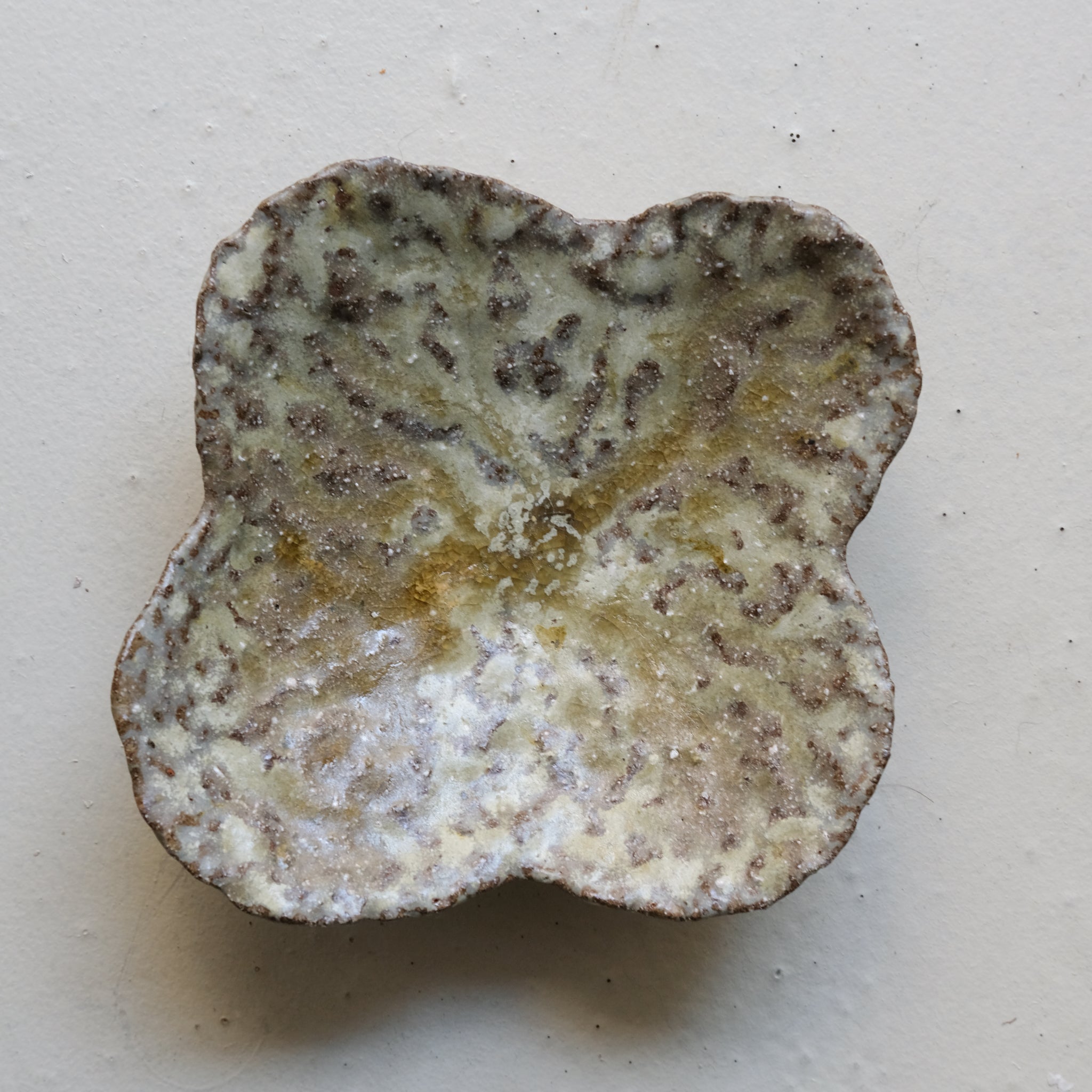 Assiette nénuphar en terre recoltée L 17,5cm - vert brun par Potry chez Brutal Ceramics