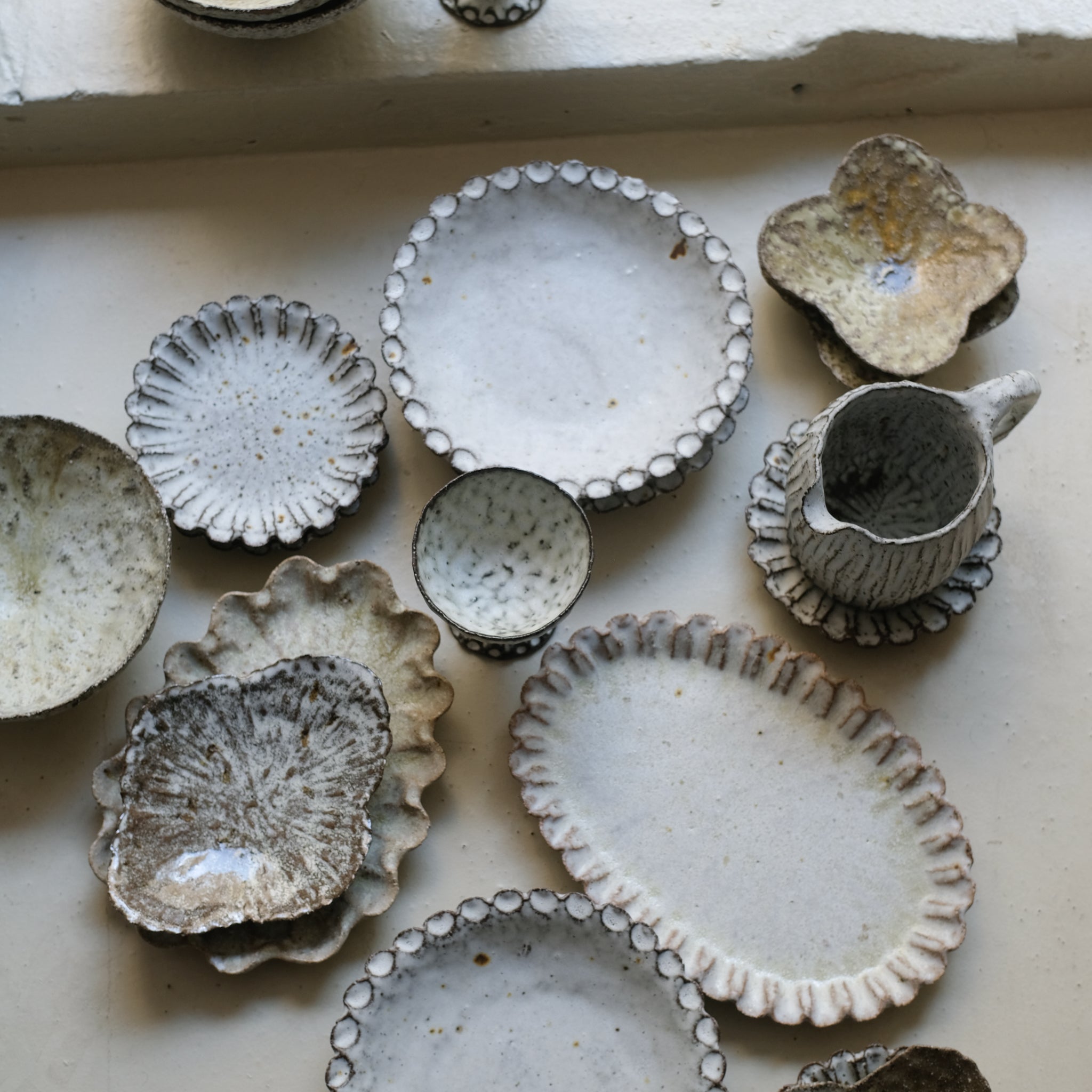 Assiette nénuphar en terre recoltée L 17,5cm - vert brun par Potry chez Brutal Ceramics