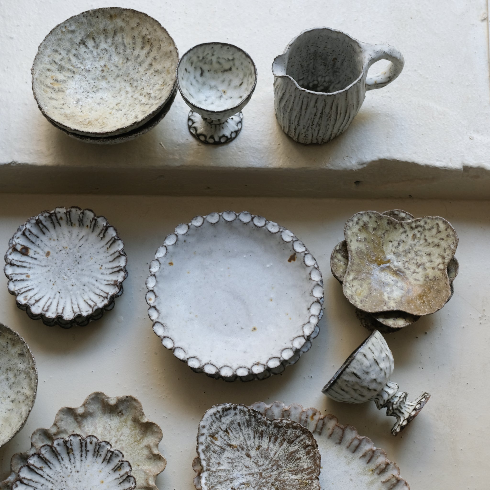 Assiette nénuphar en terre recoltée L 17,5cm - vert brun par Potry chez Brutal Ceramics