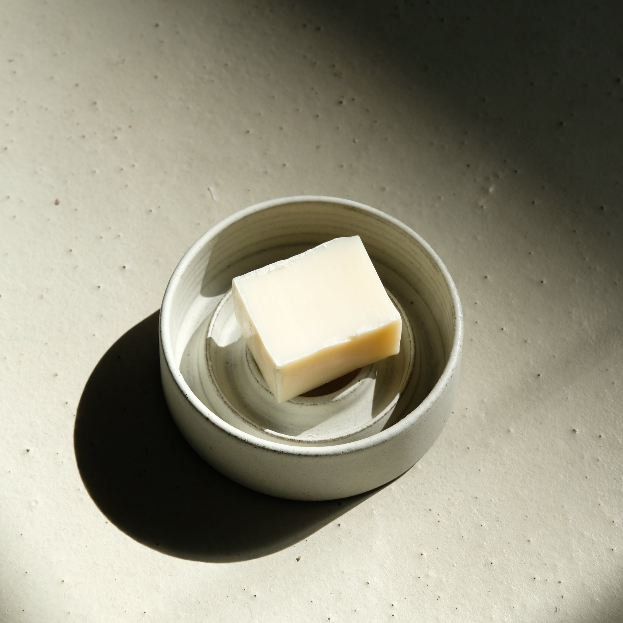 Porte savon en grès D 10,5cm - blanc gris