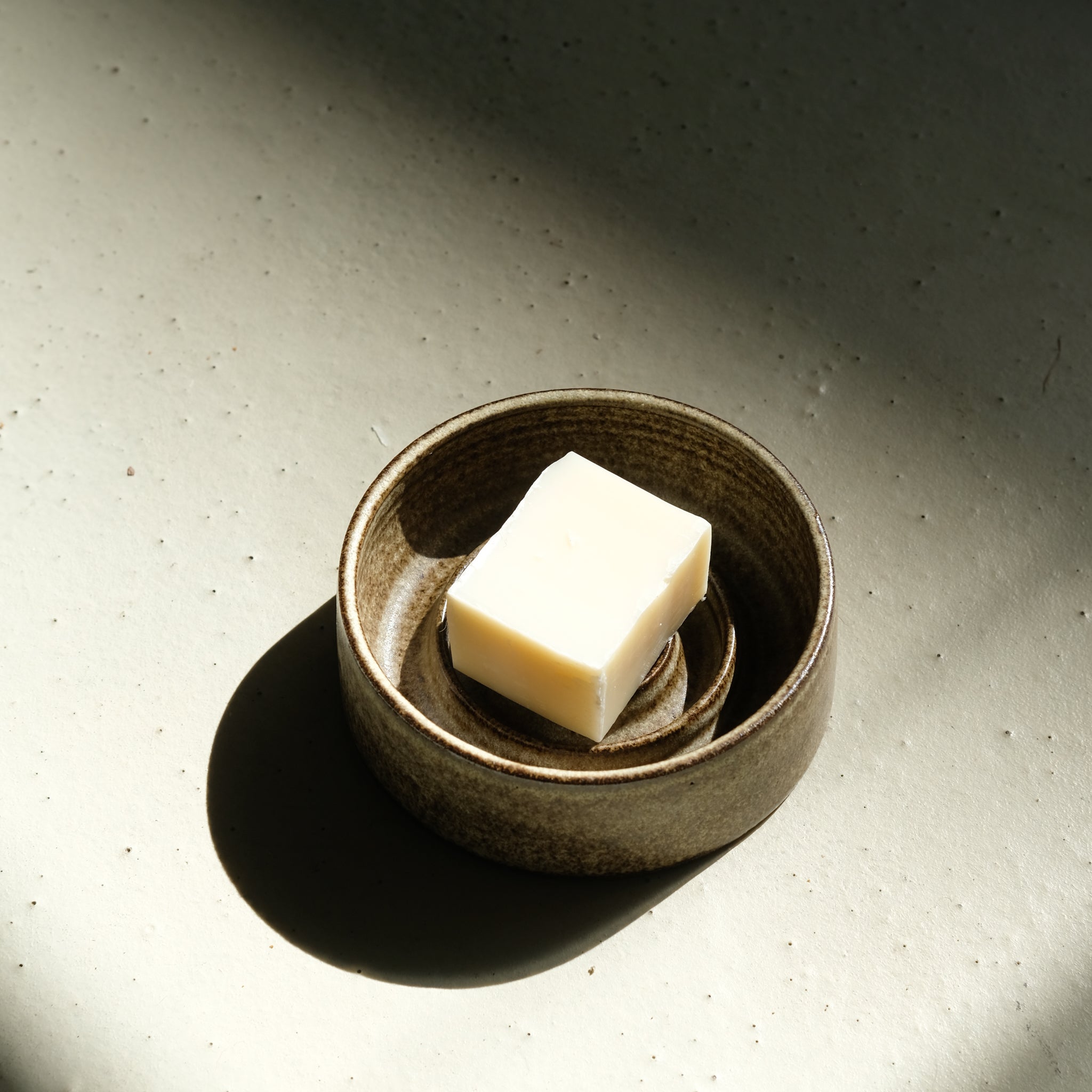 Porte savon en grès D 10,5cm - brun de Viki Weiland chez Brutal Ceramics